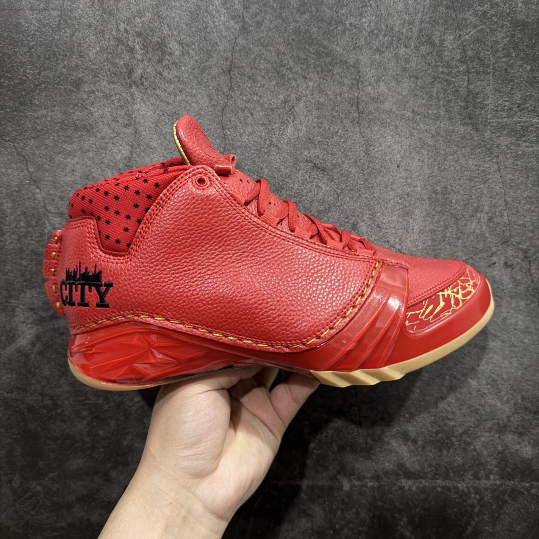 【外贸版】Air Jordan 23 \”Chicago\”乔丹 AJ23代芝加哥公牛红 货号：811645-650nn鞋身采用黑白红的配色方案，大面积的黑色皮革鞋身银色车线结合，带来奢华的质感以及震撼的视觉冲击，通过鞋身中部银色车线映出中底红色TPU包裹框架，加上鞋头延伸至鞋舌上白色斑点点缀，整体既吸睛又耐看；鞋舌上Jumpman Logo辅以雕刻呈现，鞋帮处采用编织织物，是整双鞋的亮点之一。 尺码：40 40.5 41 42 42.5 43 44 44.5 45 46 47.5  编码：XZ470500-莆田鞋批发中心