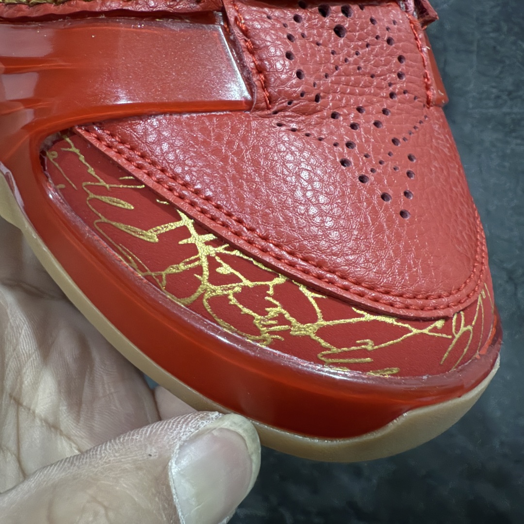 图片[5]-【外贸版】Air Jordan 23 \”Chicago\”乔丹 AJ23代芝加哥公牛红 货号：811645-650nn鞋身采用黑白红的配色方案，大面积的黑色皮革鞋身银色车线结合，带来奢华的质感以及震撼的视觉冲击，通过鞋身中部银色车线映出中底红色TPU包裹框架，加上鞋头延伸至鞋舌上白色斑点点缀，整体既吸睛又耐看；鞋舌上Jumpman Logo辅以雕刻呈现，鞋帮处采用编织织物，是整双鞋的亮点之一。 尺码：40 40.5 41 42 42.5 43 44 44.5 45 46 47.5  编码：XZ470500-莆田鞋批发中心