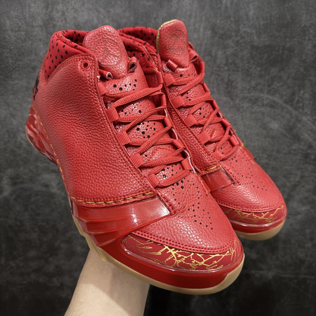 【外贸版】Air Jordan 23 \”Chicago\”乔丹 AJ23代芝加哥公牛红 货号：811645-650nn鞋身采用黑白红的配色方案，大面积的黑色皮革鞋身银色车线结合，带来奢华的质感以及震撼的视觉冲击，通过鞋身中部银色车线映出中底红色TPU包裹框架，加上鞋头延伸至鞋舌上白色斑点点缀，整体既吸睛又耐看；鞋舌上Jumpman Logo辅以雕刻呈现，鞋帮处采用编织织物，是整双鞋的亮点之一。 尺码：40 40.5 41 42 42.5 43 44 44.5 45 46 47.5  编码：XZ470500-莆田鞋批发中心