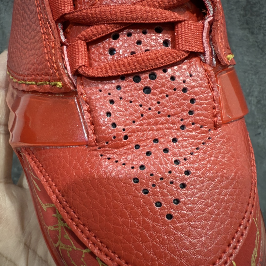 图片[6]-【外贸版】Air Jordan 23 \”Chicago\”乔丹 AJ23代芝加哥公牛红 货号：811645-650nn鞋身采用黑白红的配色方案，大面积的黑色皮革鞋身银色车线结合，带来奢华的质感以及震撼的视觉冲击，通过鞋身中部银色车线映出中底红色TPU包裹框架，加上鞋头延伸至鞋舌上白色斑点点缀，整体既吸睛又耐看；鞋舌上Jumpman Logo辅以雕刻呈现，鞋帮处采用编织织物，是整双鞋的亮点之一。 尺码：40 40.5 41 42 42.5 43 44 44.5 45 46 47.5  编码：XZ470500-莆田鞋批发中心