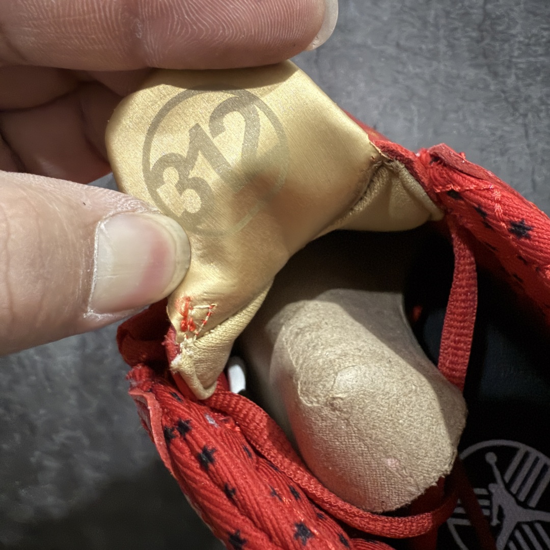 图片[7]-【外贸版】Air Jordan 23 \”Chicago\”乔丹 AJ23代芝加哥公牛红 货号：811645-650nn鞋身采用黑白红的配色方案，大面积的黑色皮革鞋身银色车线结合，带来奢华的质感以及震撼的视觉冲击，通过鞋身中部银色车线映出中底红色TPU包裹框架，加上鞋头延伸至鞋舌上白色斑点点缀，整体既吸睛又耐看；鞋舌上Jumpman Logo辅以雕刻呈现，鞋帮处采用编织织物，是整双鞋的亮点之一。 尺码：40 40.5 41 42 42.5 43 44 44.5 45 46 47.5  编码：XZ470500-莆田鞋批发中心