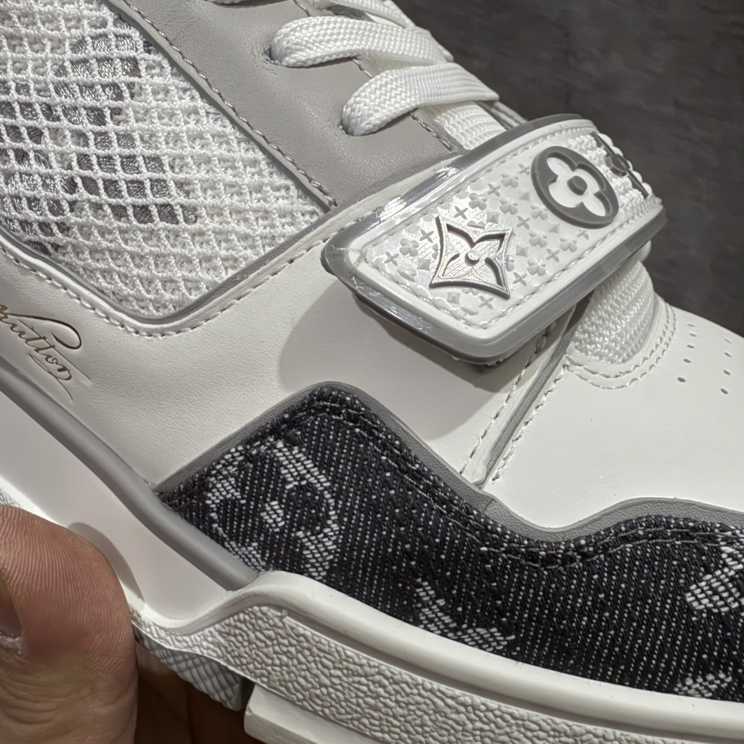 图片[4]-【HM无胶顶级版礼盒】 现货当天可取 LV Trainer系列高奢运动鞋 新款芯片顶级 潮人必备单品 同步ZP官网空胶工艺 鞋舌、挂饰均镶嵌NFC芯片感应装置 正确胶片断点式设计 中底正确还原原版油印字母比例 1：1原楦格板、楦头、刀磨全新升级！ 独家订制顶级压纹麂皮 原版开模TPU大底 质感原版一致 垫脚聚米微料加透气英伦网布 披靡市场任何版本！细节完美呈现！ 代购指定版本 全新升级最新双盒包装 扫码秒进官网！ 全套包装配件同比原版 尺码： 35-45-选品中心