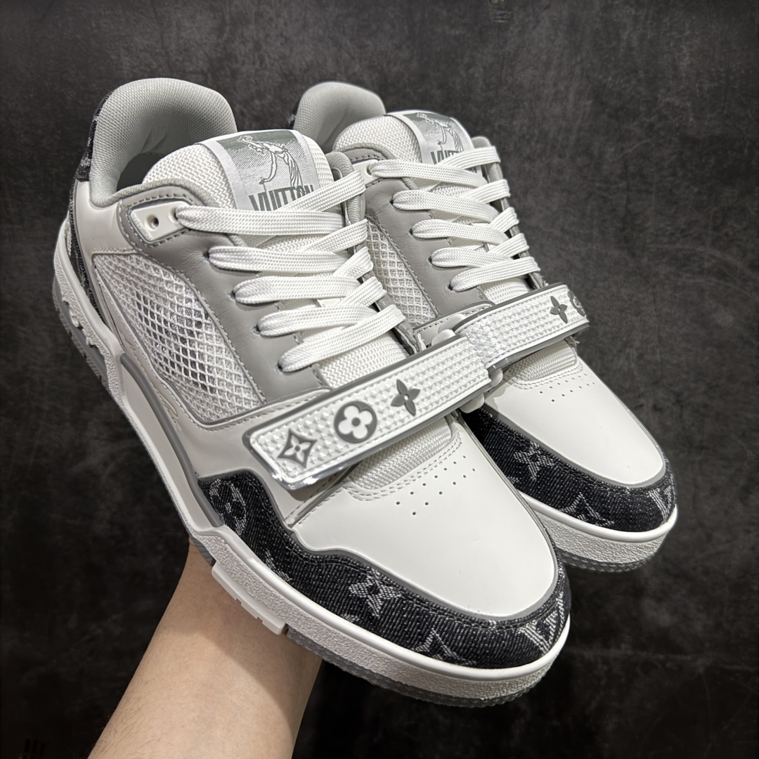 【HM无胶顶级版礼盒】 现货当天可取 LV Trainer系列高奢运动鞋 新款芯片顶级 潮人必备单品 同步ZP官网空胶工艺 鞋舌、挂饰均镶嵌NFC芯片感应装置 正确胶片断点式设计 中底正确还原原版油印字母比例 1：1原楦格板、楦头、刀磨全新升级！ 独家订制顶级压纹麂皮 原版开模TPU大底 质感原版一致 垫脚聚米微料加透气英伦网布 披靡市场任何版本！细节完美呈现！ 代购指定版本 全新升级最新双盒包装 扫码秒进官网！ 全套包装配件同比原版 尺码： 35-45-选品中心