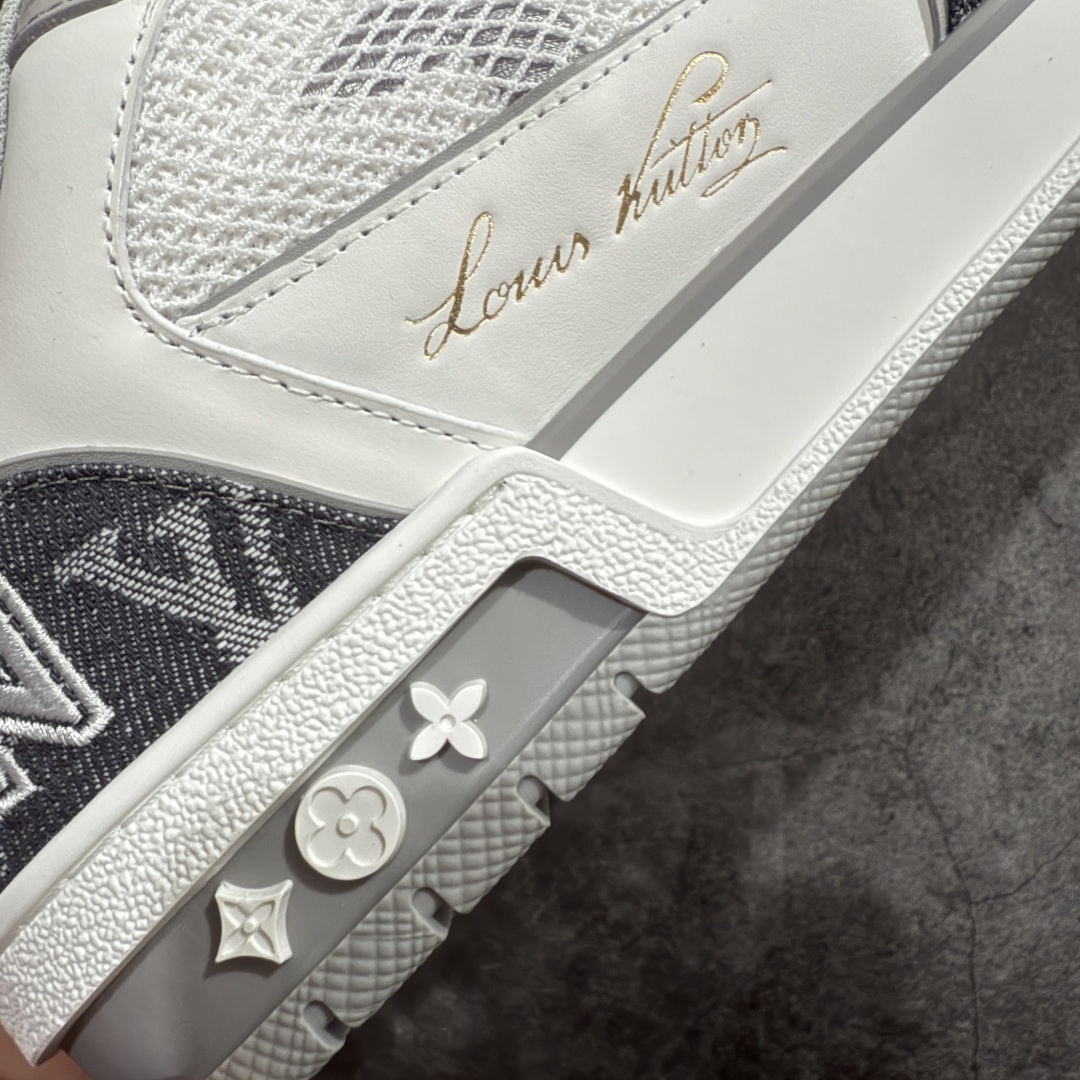 图片[3]-【HM无胶顶级版礼盒】 现货当天可取 LV Trainer系列高奢运动鞋 新款芯片顶级 潮人必备单品 同步ZP官网空胶工艺 鞋舌、挂饰均镶嵌NFC芯片感应装置 正确胶片断点式设计 中底正确还原原版油印字母比例 1：1原楦格板、楦头、刀磨全新升级！ 独家订制顶级压纹麂皮 原版开模TPU大底 质感原版一致 垫脚聚米微料加透气英伦网布 披靡市场任何版本！细节完美呈现！ 代购指定版本 全新升级最新双盒包装 扫码秒进官网！ 全套包装配件同比原版 尺码： 35-45-选品中心