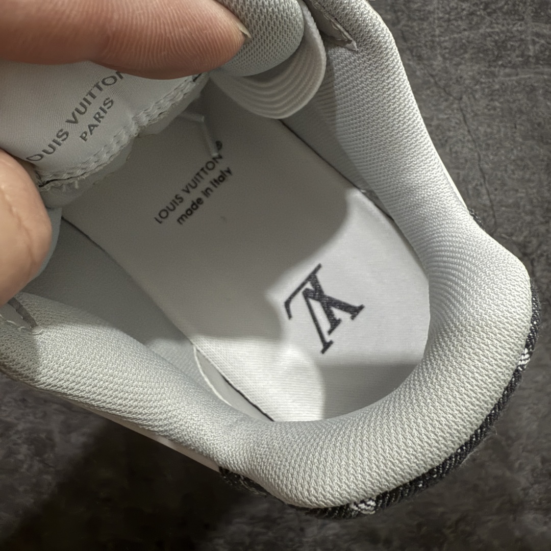 图片[9]-【HM无胶顶级版礼盒】 现货当天可取 LV Trainer系列高奢运动鞋 新款芯片顶级 潮人必备单品 同步ZP官网空胶工艺 鞋舌、挂饰均镶嵌NFC芯片感应装置 正确胶片断点式设计 中底正确还原原版油印字母比例 1：1原楦格板、楦头、刀磨全新升级！ 独家订制顶级压纹麂皮 原版开模TPU大底 质感原版一致 垫脚聚米微料加透气英伦网布 披靡市场任何版本！细节完美呈现！ 代购指定版本 全新升级最新双盒包装 扫码秒进官网！ 全套包装配件同比原版 尺码： 35-45-选品中心