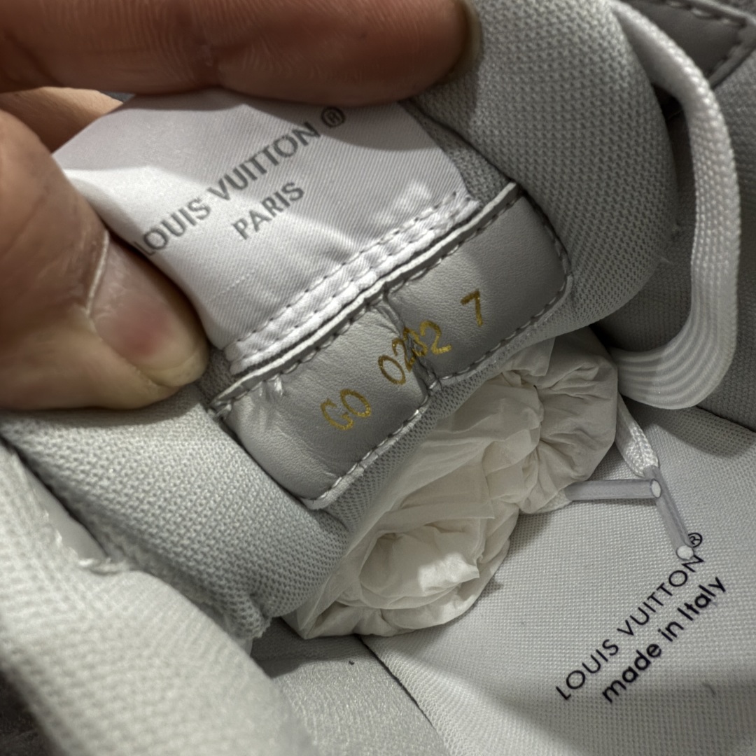 图片[8]-【HM无胶顶级版礼盒】 现货当天可取 LV Trainer系列高奢运动鞋 新款芯片顶级 潮人必备单品 同步ZP官网空胶工艺 鞋舌、挂饰均镶嵌NFC芯片感应装置 正确胶片断点式设计 中底正确还原原版油印字母比例 1：1原楦格板、楦头、刀磨全新升级！ 独家订制顶级压纹麂皮 原版开模TPU大底 质感原版一致 垫脚聚米微料加透气英伦网布 披靡市场任何版本！细节完美呈现！ 代购指定版本 全新升级最新双盒包装 扫码秒进官网！ 全套包装配件同比原版 尺码： 35-45-选品中心