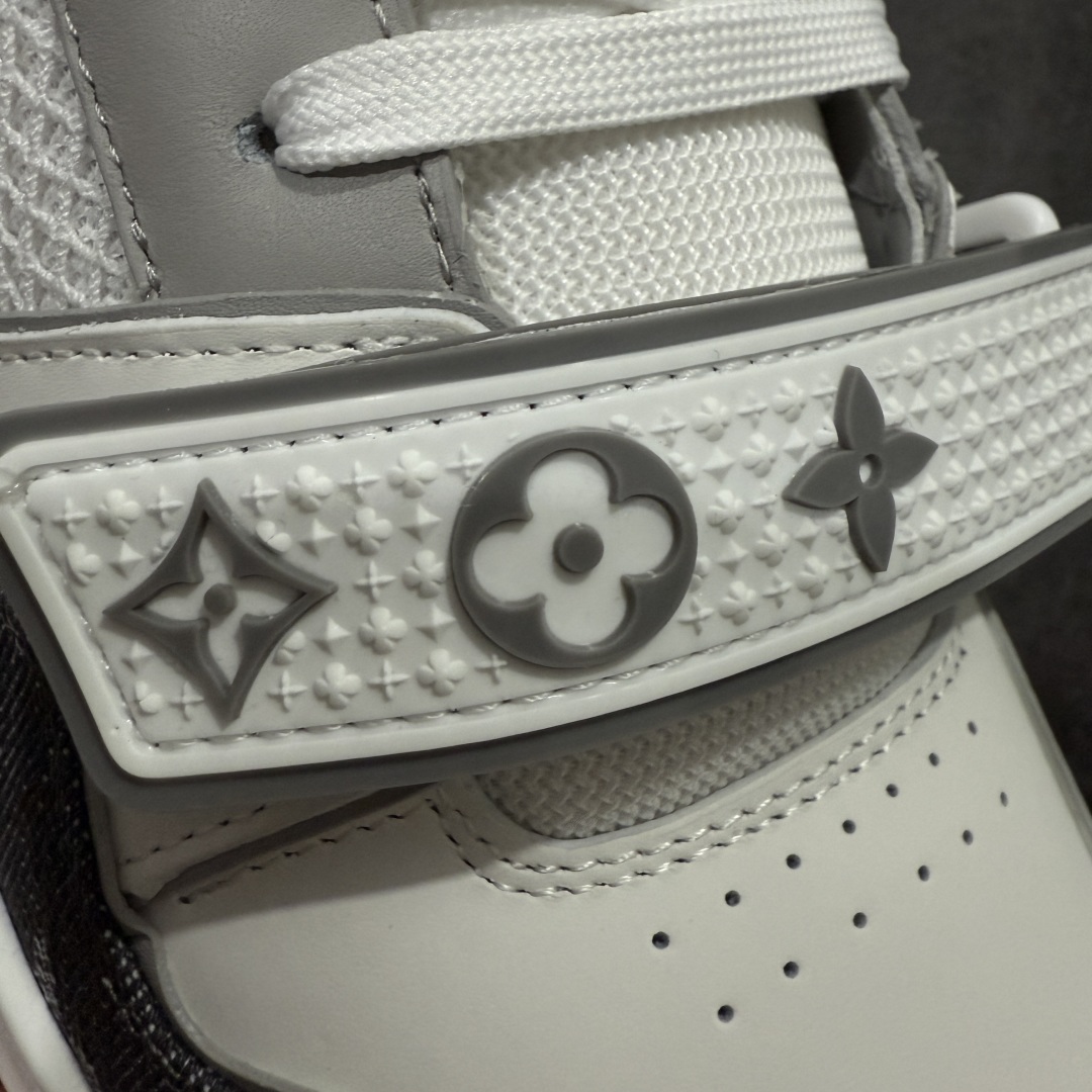 图片[6]-【HM无胶顶级版礼盒】 现货当天可取 LV Trainer系列高奢运动鞋 新款芯片顶级 潮人必备单品 同步ZP官网空胶工艺 鞋舌、挂饰均镶嵌NFC芯片感应装置 正确胶片断点式设计 中底正确还原原版油印字母比例 1：1原楦格板、楦头、刀磨全新升级！ 独家订制顶级压纹麂皮 原版开模TPU大底 质感原版一致 垫脚聚米微料加透气英伦网布 披靡市场任何版本！细节完美呈现！ 代购指定版本 全新升级最新双盒包装 扫码秒进官网！ 全套包装配件同比原版 尺码： 35-45-选品中心