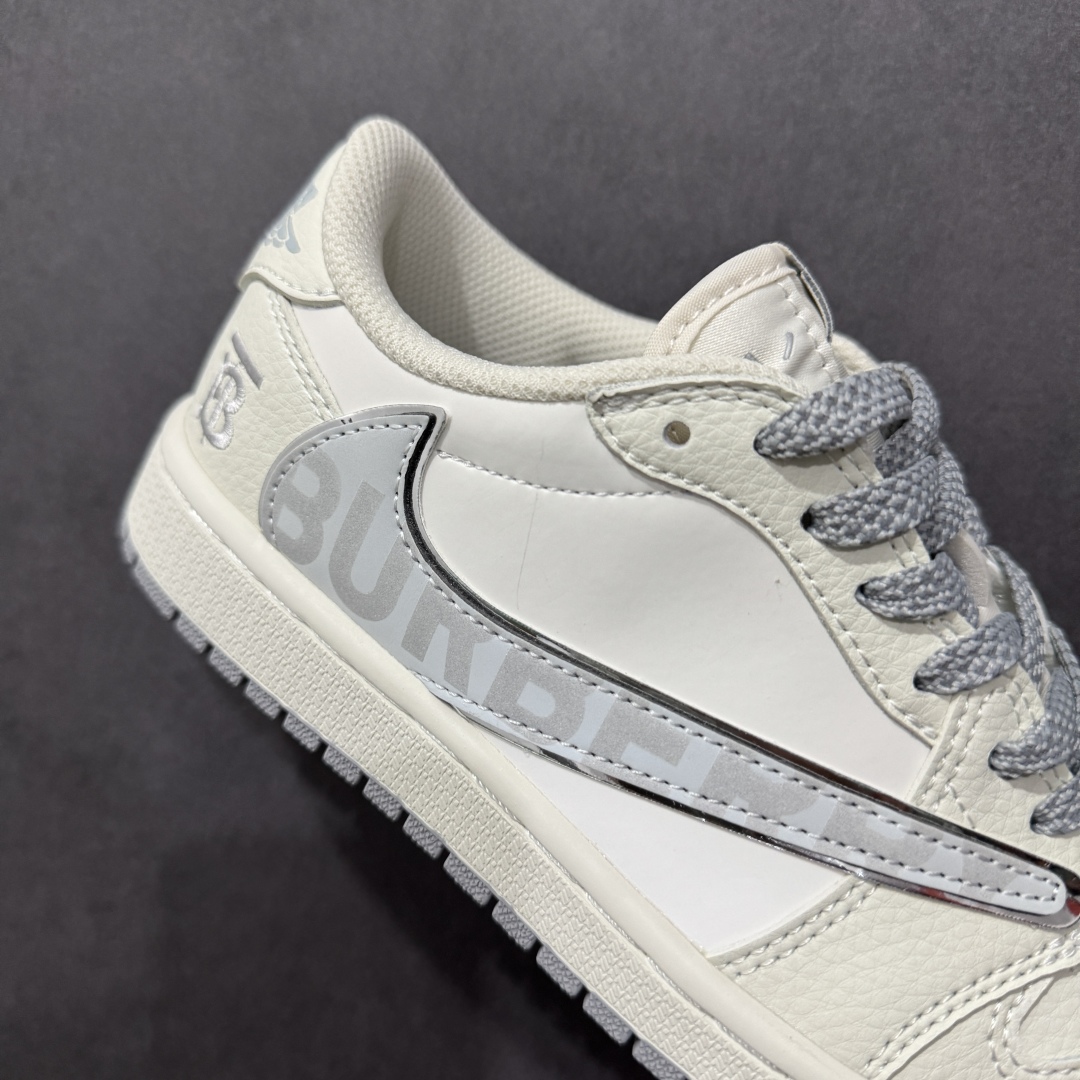 图片[6]-【定制版】Fragment x Travis Scott x 巴宝莉nAir Jordan 1 Low 三方联名倒钩n性价比原盒出货 全新的三方联名低帮倒钩鞋面延续了黑脚趾设计，整双鞋以全荔枝皮打造，腰身搭配白色「倒勾」，再点缀上Travis Scott 标志性的Logo，后跟处以藤原浩最拿手的蓝色为主色调，完善极具Fragment Design的白蓝黑设计风格，左右脚分别以Travis Scott鬼脸和乔丹飞翼加以修饰，彰显出三方联名的奢华格调。 官方货号：DM7866 022 Size：36 36.5 37.5 38 38.5 39 40 40.5  41 42 42.5 43 44 44.5 45  编码：HXS260280-莆田鞋批发中心