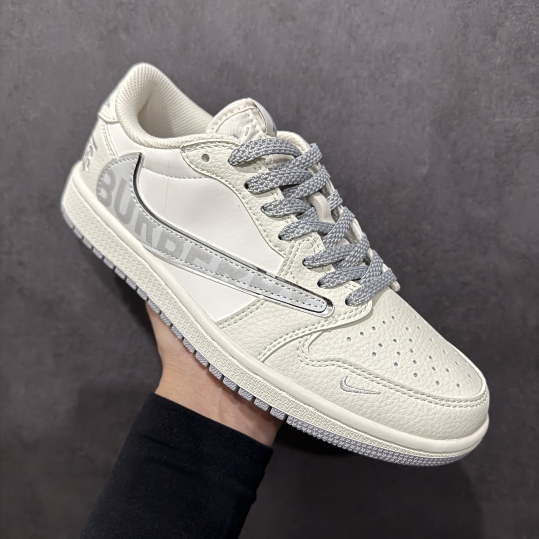 图片[3]-【定制版】Fragment x Travis Scott x 巴宝莉nAir Jordan 1 Low 三方联名倒钩n性价比原盒出货 全新的三方联名低帮倒钩鞋面延续了黑脚趾设计，整双鞋以全荔枝皮打造，腰身搭配白色「倒勾」，再点缀上Travis Scott 标志性的Logo，后跟处以藤原浩最拿手的蓝色为主色调，完善极具Fragment Design的白蓝黑设计风格，左右脚分别以Travis Scott鬼脸和乔丹飞翼加以修饰，彰显出三方联名的奢华格调。 官方货号：DM7866 022 Size：36 36.5 37.5 38 38.5 39 40 40.5  41 42 42.5 43 44 44.5 45  编码：HXS260280-莆田鞋批发中心