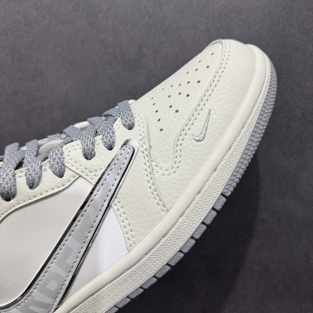 图片[5]-【定制版】Fragment x Travis Scott x 巴宝莉nAir Jordan 1 Low 三方联名倒钩n性价比原盒出货 全新的三方联名低帮倒钩鞋面延续了黑脚趾设计，整双鞋以全荔枝皮打造，腰身搭配白色「倒勾」，再点缀上Travis Scott 标志性的Logo，后跟处以藤原浩最拿手的蓝色为主色调，完善极具Fragment Design的白蓝黑设计风格，左右脚分别以Travis Scott鬼脸和乔丹飞翼加以修饰，彰显出三方联名的奢华格调。 官方货号：DM7866 022 Size：36 36.5 37.5 38 38.5 39 40 40.5  41 42 42.5 43 44 44.5 45  编码：HXS260280-莆田鞋批发中心