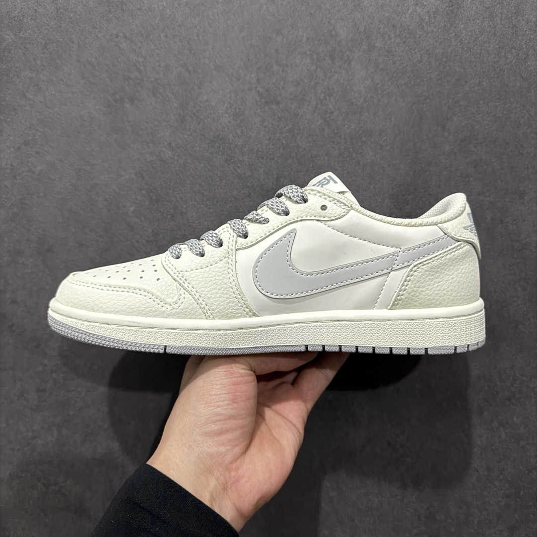 图片[2]-【定制版】Fragment x Travis Scott x 巴宝莉nAir Jordan 1 Low 三方联名倒钩n性价比原盒出货 全新的三方联名低帮倒钩鞋面延续了黑脚趾设计，整双鞋以全荔枝皮打造，腰身搭配白色「倒勾」，再点缀上Travis Scott 标志性的Logo，后跟处以藤原浩最拿手的蓝色为主色调，完善极具Fragment Design的白蓝黑设计风格，左右脚分别以Travis Scott鬼脸和乔丹飞翼加以修饰，彰显出三方联名的奢华格调。 官方货号：DM7866 022 Size：36 36.5 37.5 38 38.5 39 40 40.5  41 42 42.5 43 44 44.5 45  编码：HXS260280-莆田鞋批发中心