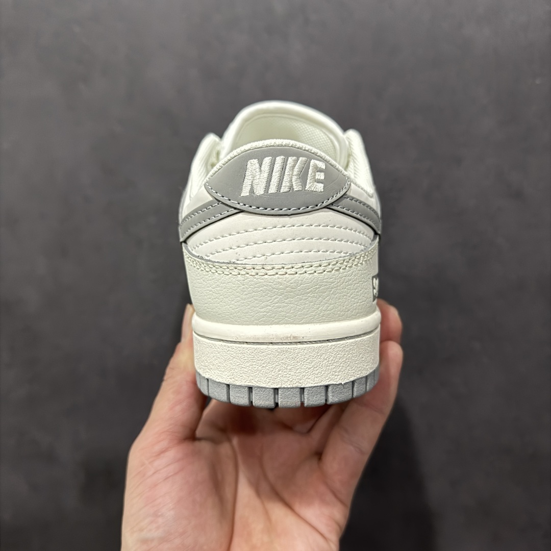 图片[4]-【定制版】Nike SB Dunk Low x Supreme 白灰小钩n纯原大厂出品 极力推荐n原装头层材料 独家版型蒸餾加工n帶來的是更好的视觉和脚感体验n大厂纯原品质出货 清洁度 电绣工艺皮料切割干净无任何毛边 细节完美n 货号：DQ1098 395 尺码：36 36.5 37.5 38 38.5 39 40 40.5 41 42 42.5 43 44 44.5 45  编码：HXS260280-莆田鞋批发中心