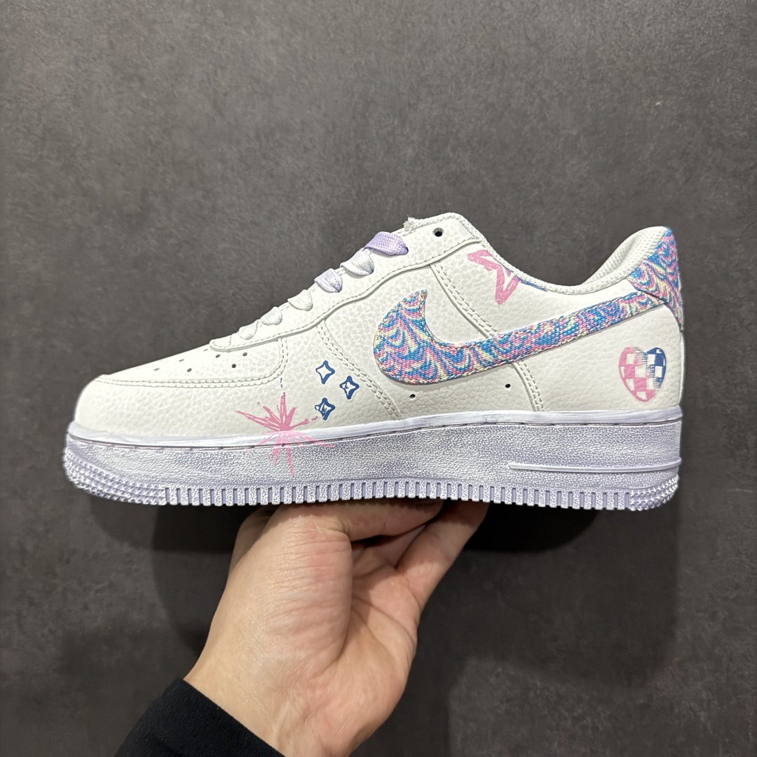 图片[2]-【定制版】Nk Air Force 1\’07 Low \”Double Hearts\” 二次元手绘涂鸦 粉蓝双心 空军一号低帮休闲板鞋 CZ0377-002rn#这双鞋，藏着两颗心，一颗是你，一颗是我粉蓝双色碰撞，演绎甜蜜与活力的完美融合。 粉色温柔似水，蓝色清新如风，交织出独一无二的浪漫气息。r 尺码：36 36.5 37.5 38 38.5 39 40 40.5 41 42 42.5 43 44 44.5 45  编码：HXS310320-莆田鞋批发中心