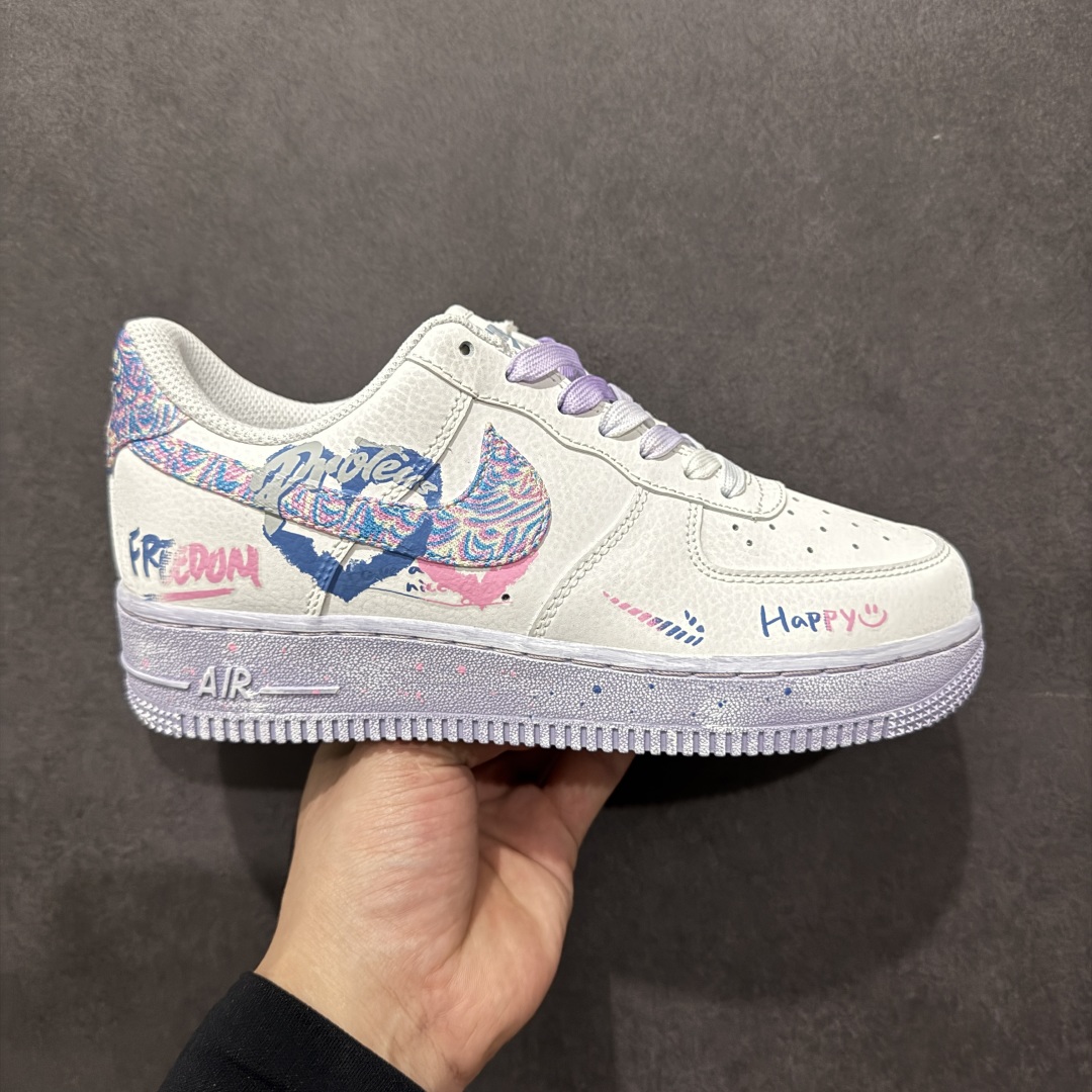 【定制版】Nk Air Force 1\’07 Low \”Double Hearts\” 二次元手绘涂鸦 粉蓝双心 空军一号低帮休闲板鞋 CZ0377-002rn#这双鞋，藏着两颗心，一颗是你，一颗是我粉蓝双色碰撞，演绎甜蜜与活力的完美融合。 粉色温柔似水，蓝色清新如风，交织出独一无二的浪漫气息。r 尺码：36 36.5 37.5 38 38.5 39 40 40.5 41 42 42.5 43 44 44.5 45  编码：HXS310320-莆田鞋批发中心