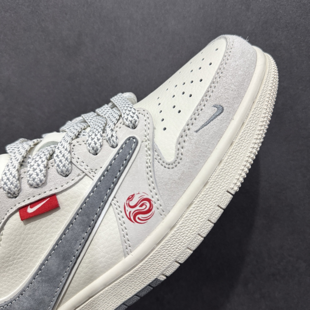 图片[5]-【定制版】Travis Scott x Fragment Design x Air Jordan 1 Low OG SP AJ1 乔1 北面联名蛇年限定 双拼米灰 低帮文化休闲板鞋 SJ2068-145rn#多方联名合作融合了Travis Scott 独特的音乐风格，藤原浩个性的设计风格以及Jordan品牌的经典元素 使其成为一双具有独特身份和价值的鞋子 清新而立体的外观加上联名标识更突出了其独特身份 这种配色方案显示出活力和时尚感 在视觉上引人注目  鞋身的质感和细腻的细节处理使其显得高端而格调十足  这款“倒钩”联名是设计与创意完美结合  融合多方的个性风格是一款备受瞩目的潮流鞋款r 尺码：36 36.5 37.5 38 38.5 39 40 40.5 41 42 42.5 43 44 44.5 45 编码：HXS320340-莆田鞋批发中心