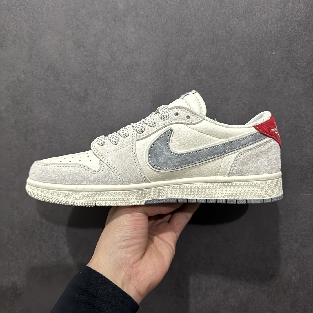 图片[2]-【定制版】Travis Scott x Fragment Design x Air Jordan 1 Low OG SP AJ1 乔1 北面联名蛇年限定 双拼米灰 低帮文化休闲板鞋 SJ2068-145rn#多方联名合作融合了Travis Scott 独特的音乐风格，藤原浩个性的设计风格以及Jordan品牌的经典元素 使其成为一双具有独特身份和价值的鞋子 清新而立体的外观加上联名标识更突出了其独特身份 这种配色方案显示出活力和时尚感 在视觉上引人注目  鞋身的质感和细腻的细节处理使其显得高端而格调十足  这款“倒钩”联名是设计与创意完美结合  融合多方的个性风格是一款备受瞩目的潮流鞋款r 尺码：36 36.5 37.5 38 38.5 39 40 40.5 41 42 42.5 43 44 44.5 45 编码：HXS320340-莆田鞋批发中心