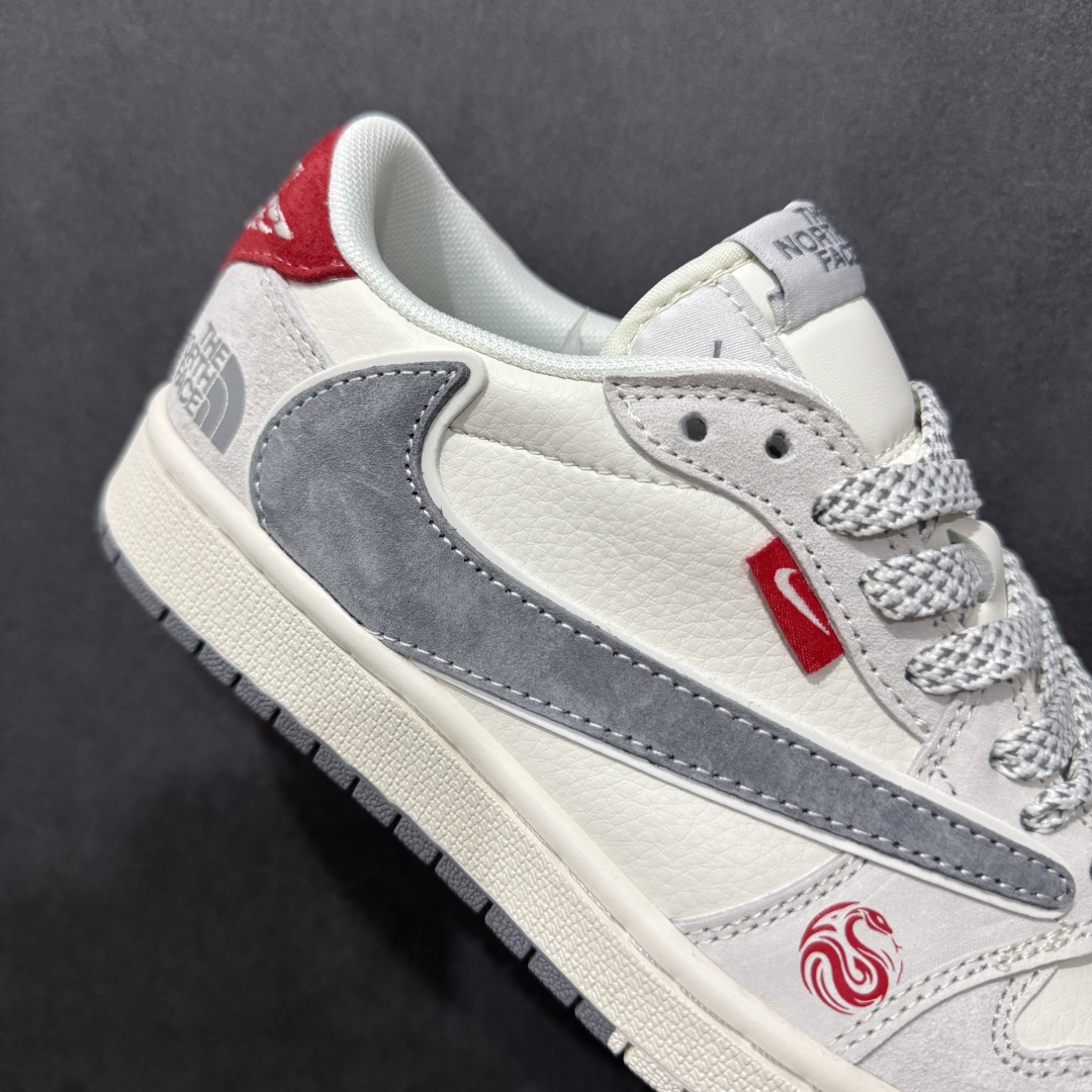 图片[6]-【定制版】Travis Scott x Fragment Design x Air Jordan 1 Low OG SP AJ1 乔1 北面联名蛇年限定 双拼米灰 低帮文化休闲板鞋 SJ2068-145rn#多方联名合作融合了Travis Scott 独特的音乐风格，藤原浩个性的设计风格以及Jordan品牌的经典元素 使其成为一双具有独特身份和价值的鞋子 清新而立体的外观加上联名标识更突出了其独特身份 这种配色方案显示出活力和时尚感 在视觉上引人注目  鞋身的质感和细腻的细节处理使其显得高端而格调十足  这款“倒钩”联名是设计与创意完美结合  融合多方的个性风格是一款备受瞩目的潮流鞋款r 尺码：36 36.5 37.5 38 38.5 39 40 40.5 41 42 42.5 43 44 44.5 45 编码：HXS320340-莆田鞋批发中心