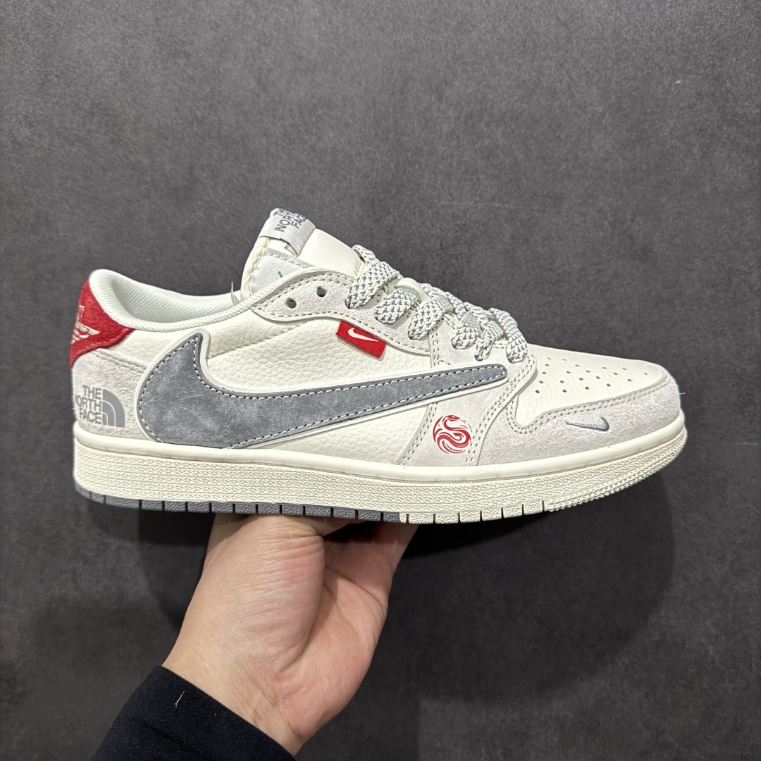 【定制版】Travis Scott x Fragment Design x Air Jordan 1 Low OG SP AJ1 乔1 北面联名蛇年限定 双拼米灰 低帮文化休闲板鞋 SJ2068-145rn#多方联名合作融合了Travis Scott 独特的音乐风格，藤原浩个性的设计风格以及Jordan品牌的经典元素 使其成为一双具有独特身份和价值的鞋子 清新而立体的外观加上联名标识更突出了其独特身份 这种配色方案显示出活力和时尚感 在视觉上引人注目  鞋身的质感和细腻的细节处理使其显得高端而格调十足  这款“倒钩”联名是设计与创意完美结合  融合多方的个性风格是一款备受瞩目的潮流鞋款r 尺码：36 36.5 37.5 38 38.5 39 40 40.5 41 42 42.5 43 44 44.5 45 编码：HXS320340-莆田鞋批发中心