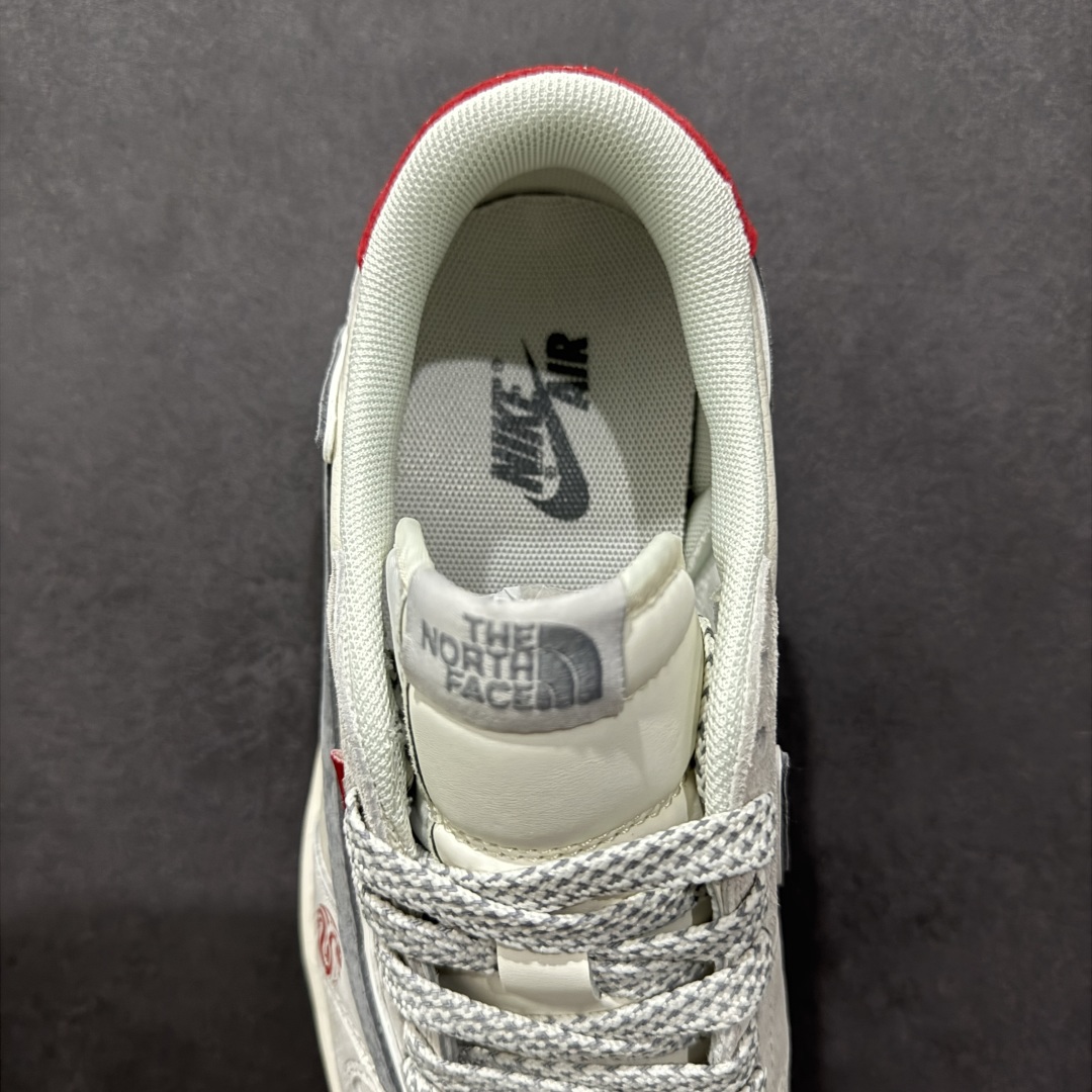 图片[7]-【定制版】Travis Scott x Fragment Design x Air Jordan 1 Low OG SP AJ1 乔1 北面联名蛇年限定 双拼米灰 低帮文化休闲板鞋 SJ2068-145rn#多方联名合作融合了Travis Scott 独特的音乐风格，藤原浩个性的设计风格以及Jordan品牌的经典元素 使其成为一双具有独特身份和价值的鞋子 清新而立体的外观加上联名标识更突出了其独特身份 这种配色方案显示出活力和时尚感 在视觉上引人注目  鞋身的质感和细腻的细节处理使其显得高端而格调十足  这款“倒钩”联名是设计与创意完美结合  融合多方的个性风格是一款备受瞩目的潮流鞋款r 尺码：36 36.5 37.5 38 38.5 39 40 40.5 41 42 42.5 43 44 44.5 45 编码：HXS320340-莆田鞋批发中心