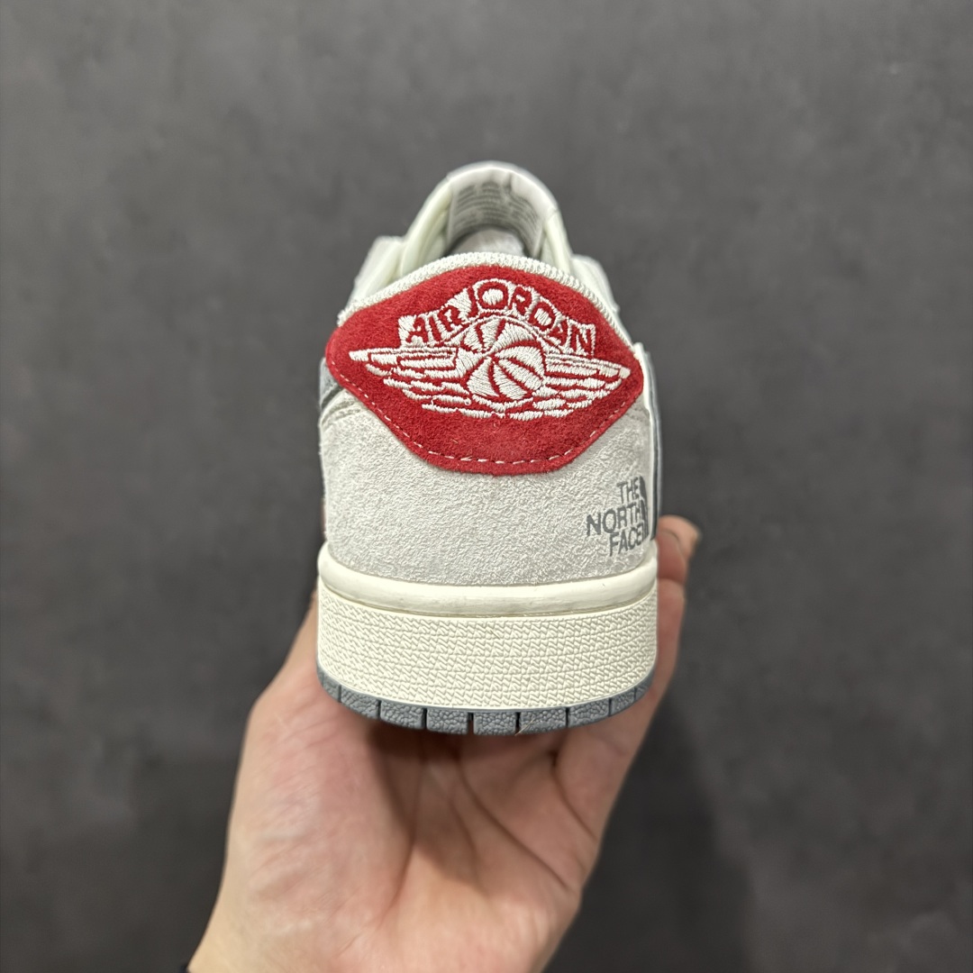 图片[4]-【定制版】Travis Scott x Fragment Design x Air Jordan 1 Low OG SP AJ1 乔1 北面联名蛇年限定 双拼米灰 低帮文化休闲板鞋 SJ2068-145rn#多方联名合作融合了Travis Scott 独特的音乐风格，藤原浩个性的设计风格以及Jordan品牌的经典元素 使其成为一双具有独特身份和价值的鞋子 清新而立体的外观加上联名标识更突出了其独特身份 这种配色方案显示出活力和时尚感 在视觉上引人注目  鞋身的质感和细腻的细节处理使其显得高端而格调十足  这款“倒钩”联名是设计与创意完美结合  融合多方的个性风格是一款备受瞩目的潮流鞋款r 尺码：36 36.5 37.5 38 38.5 39 40 40.5 41 42 42.5 43 44 44.5 45 编码：HXS320340-莆田鞋批发中心