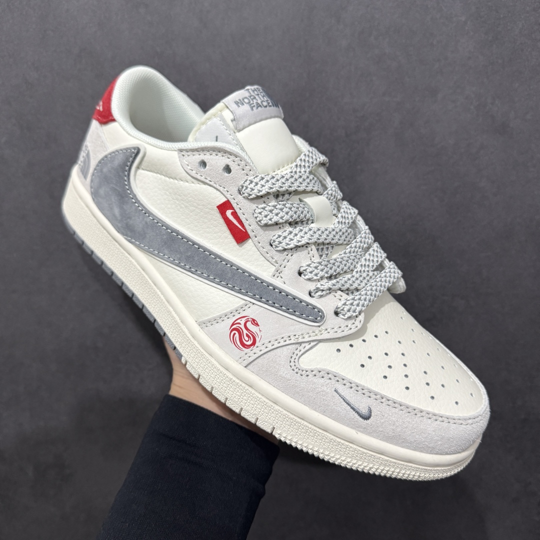 图片[3]-【定制版】Travis Scott x Fragment Design x Air Jordan 1 Low OG SP AJ1 乔1 北面联名蛇年限定 双拼米灰 低帮文化休闲板鞋 SJ2068-145rn#多方联名合作融合了Travis Scott 独特的音乐风格，藤原浩个性的设计风格以及Jordan品牌的经典元素 使其成为一双具有独特身份和价值的鞋子 清新而立体的外观加上联名标识更突出了其独特身份 这种配色方案显示出活力和时尚感 在视觉上引人注目  鞋身的质感和细腻的细节处理使其显得高端而格调十足  这款“倒钩”联名是设计与创意完美结合  融合多方的个性风格是一款备受瞩目的潮流鞋款r 尺码：36 36.5 37.5 38 38.5 39 40 40.5 41 42 42.5 43 44 44.5 45 编码：HXS320340-莆田鞋批发中心