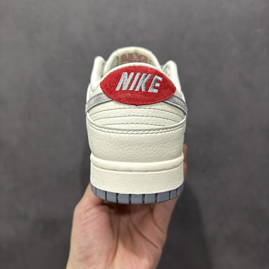 图片[4]-【定制版】Nk SB Dunk Low Supreme联名 红标米灰勾 周年高端定制 低帮休闲板鞋 BB7518-025rn#定制鞋盒 大厂纯原品质出货 超高清洁度 皮料切割干净无任何毛边 细节完美 r 尺码：36 36.5 37.5 38 38.5 39 40 40.5 41 42 42.5 43 44 44.5 45  编码：HXS320340-莆田鞋批发中心