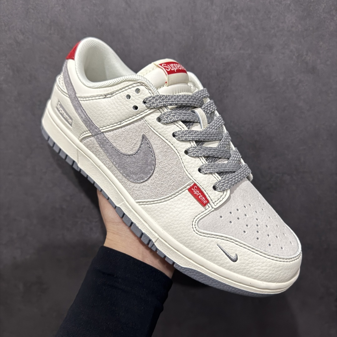 图片[3]-【定制版】Nk SB Dunk Low Supreme联名 红标米灰勾 周年高端定制 低帮休闲板鞋 BB7518-025rn#定制鞋盒 大厂纯原品质出货 超高清洁度 皮料切割干净无任何毛边 细节完美 r 尺码：36 36.5 37.5 38 38.5 39 40 40.5 41 42 42.5 43 44 44.5 45  编码：HXS320340-莆田鞋批发中心