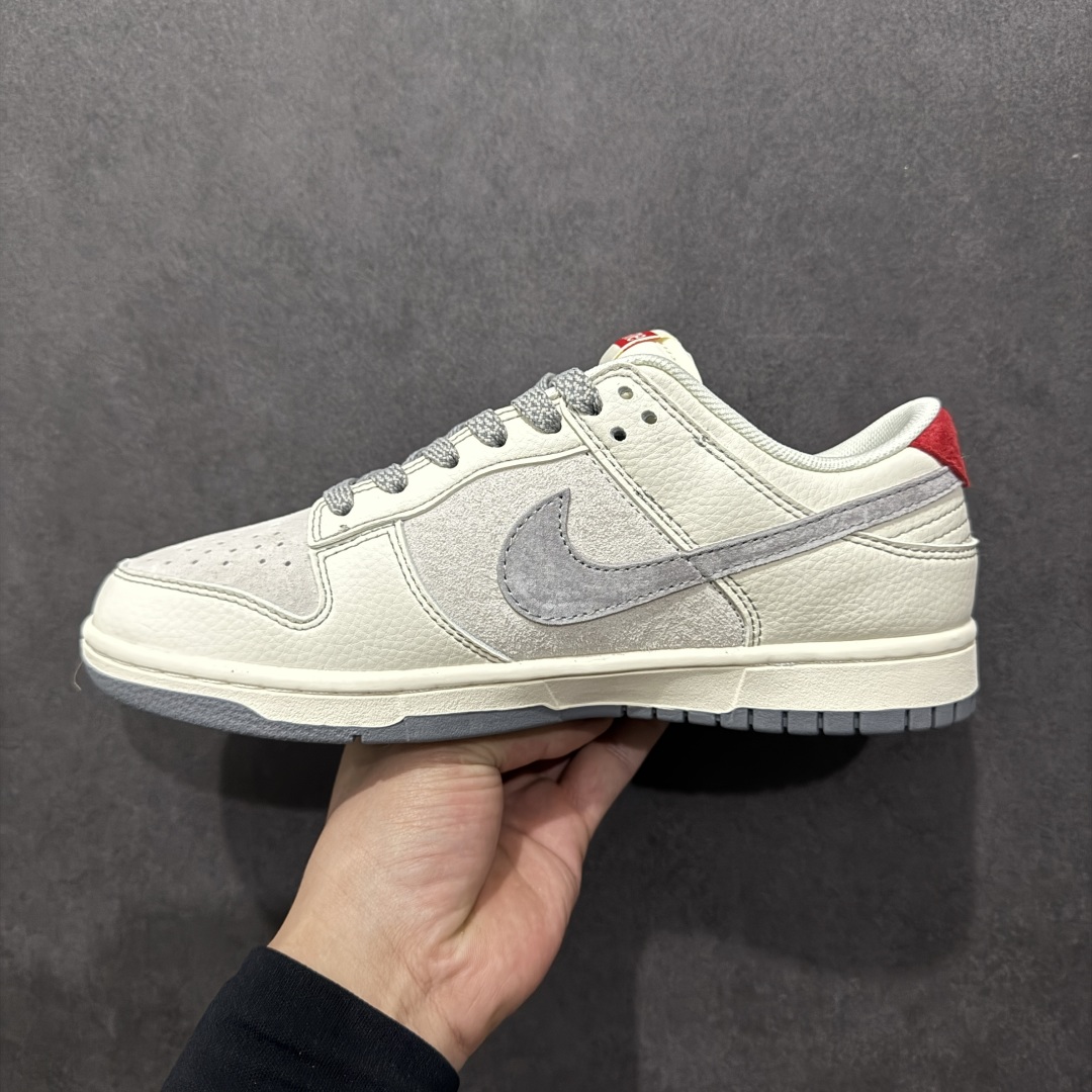 图片[2]-【定制版】Nk SB Dunk Low Supreme联名 红标米灰勾 周年高端定制 低帮休闲板鞋 BB7518-025rn#定制鞋盒 大厂纯原品质出货 超高清洁度 皮料切割干净无任何毛边 细节完美 r 尺码：36 36.5 37.5 38 38.5 39 40 40.5 41 42 42.5 43 44 44.5 45  编码：HXS320340-莆田鞋批发中心