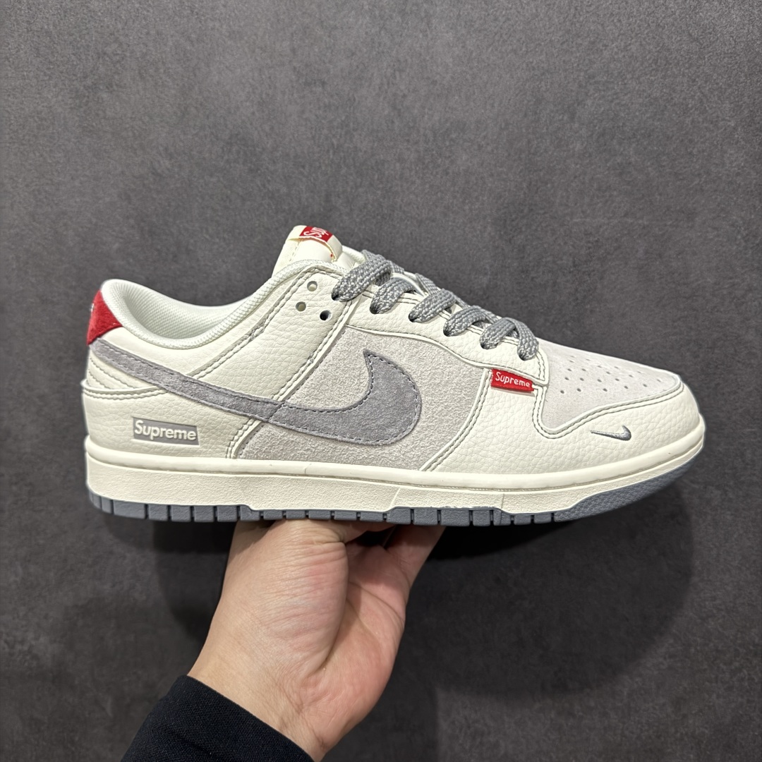 【定制版】Nk SB Dunk Low Supreme联名 红标米灰勾 周年高端定制 低帮休闲板鞋 BB7518-025rn#定制鞋盒 大厂纯原品质出货 超高清洁度 皮料切割干净无任何毛边 细节完美 r 尺码：36 36.5 37.5 38 38.5 39 40 40.5 41 42 42.5 43 44 44.5 45  编码：HXS320340-莆田鞋批发中心