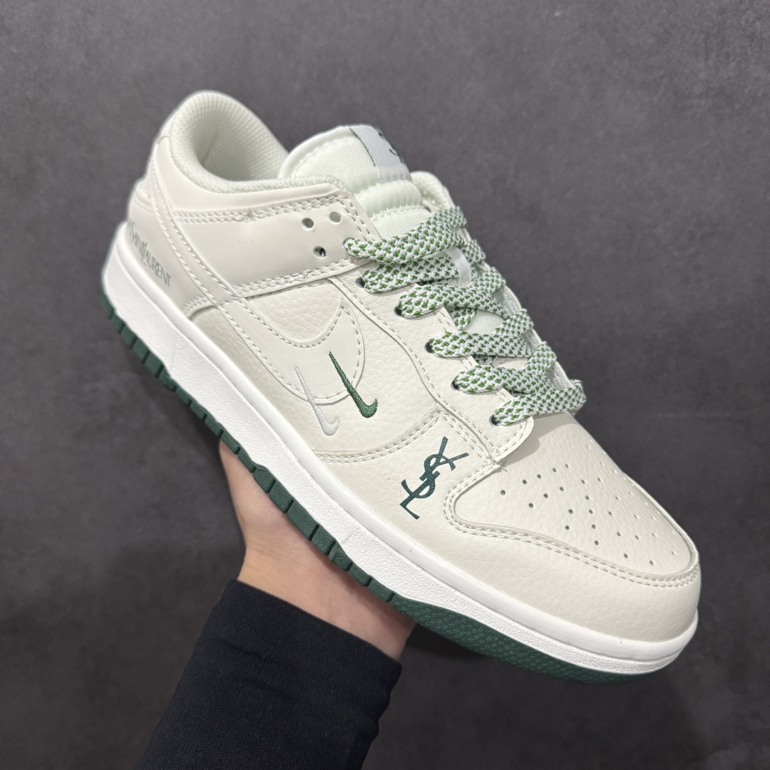 图片[3]-【定制版】NIKE SB Dunk Low x Yves Saint Laurent 圣罗兰白绿双钩满天星 性价比天花板 极力推荐 原装头层材料 独家版型蒸餾加工 帶來的是更好的视觉和脚感体验 大厂纯原品质出货 清洁度 电绣工艺 皮料切割干净无任何毛边 细节完美 货号：GF2409 178 尺码：36 36.5 37.5 38 38.5 39 40 40.5 41 42 42.5 43 44 44.5 45-选品中心