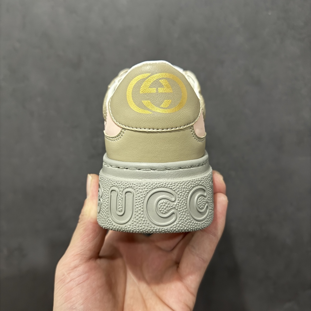 图片[4]-【顶级性价比版本】Gucci Chunky B Screener GG 古驰饼干鞋运动休闲鞋系列 增高4-5厘米原版盒子 官方一致原版 原标原盒 官方全套配件 原装雪梨形超软沙绒纸团 手工上线 不开胶 该品牌鞋款在制作中使用的是环保植物胶水 采用版凝胶技术(空胶工艺）存在一些缝隙属于正常现象 不用担心会影响到您的正常使用效果 采用厚底结构 巧妙运用外观设计、配色和材质三重元素 展现出复古风范 别致的橡胶鞋底 搭配米色和乌木色经典GG帆布鞋身及同色调皮革滚边 突显时尚大气的品味  尺码：35 36 37 38 39 40 41 42 43 44 45 编码：KH280310-莆田鞋批发中心