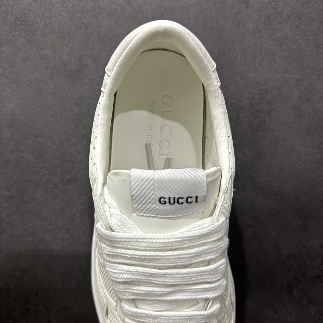 图片[7]-【顶级性价比版本】Gucci Chunky B Screener GG 古驰饼干鞋运动休闲鞋系列 增高4-5厘米 原版盒子 官方一致原版 原标原盒 官方全套配件 原装雪梨形超软沙绒纸团 手工上线 不开胶 该品牌鞋款在制作中使用的是环保植物胶水 采用版凝胶技术(空胶工艺）存在一些缝隙属于正常现象 不用担心会影响到您的正常使用效果 采用厚底结构 巧妙运用外观设计、配色和材质三重元素 展现出复古风范 别致的橡胶鞋底 搭配米色和乌木色经典GG帆布鞋身及同色调皮革滚边 突显时尚大气的品味 尺码：35 36 37 38 39 40 41 42 43 44 45-选品中心