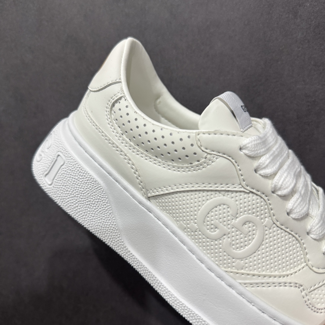 图片[6]-【顶级性价比版本】Gucci Chunky B Screener GG 古驰饼干鞋运动休闲鞋系列 增高4-5厘米 原版盒子 官方一致原版 原标原盒 官方全套配件 原装雪梨形超软沙绒纸团 手工上线 不开胶 该品牌鞋款在制作中使用的是环保植物胶水 采用版凝胶技术(空胶工艺）存在一些缝隙属于正常现象 不用担心会影响到您的正常使用效果 采用厚底结构 巧妙运用外观设计、配色和材质三重元素 展现出复古风范 别致的橡胶鞋底 搭配米色和乌木色经典GG帆布鞋身及同色调皮革滚边 突显时尚大气的品味 尺码：35 36 37 38 39 40 41 42 43 44 45-选品中心