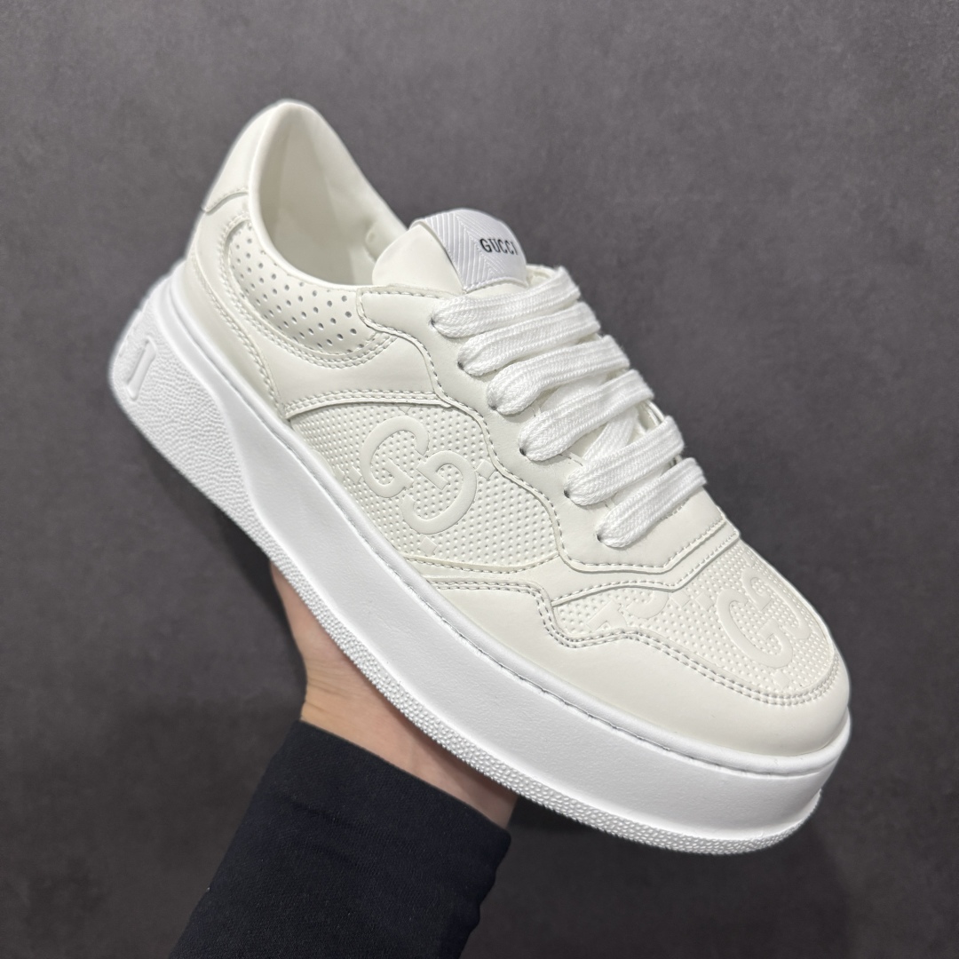 图片[3]-【顶级性价比版本】Gucci Chunky B Screener GG 古驰饼干鞋运动休闲鞋系列 增高4-5厘米 原版盒子 官方一致原版 原标原盒 官方全套配件 原装雪梨形超软沙绒纸团 手工上线 不开胶 该品牌鞋款在制作中使用的是环保植物胶水 采用版凝胶技术(空胶工艺）存在一些缝隙属于正常现象 不用担心会影响到您的正常使用效果 采用厚底结构 巧妙运用外观设计、配色和材质三重元素 展现出复古风范 别致的橡胶鞋底 搭配米色和乌木色经典GG帆布鞋身及同色调皮革滚边 突显时尚大气的品味 尺码：35 36 37 38 39 40 41 42 43 44 45-选品中心