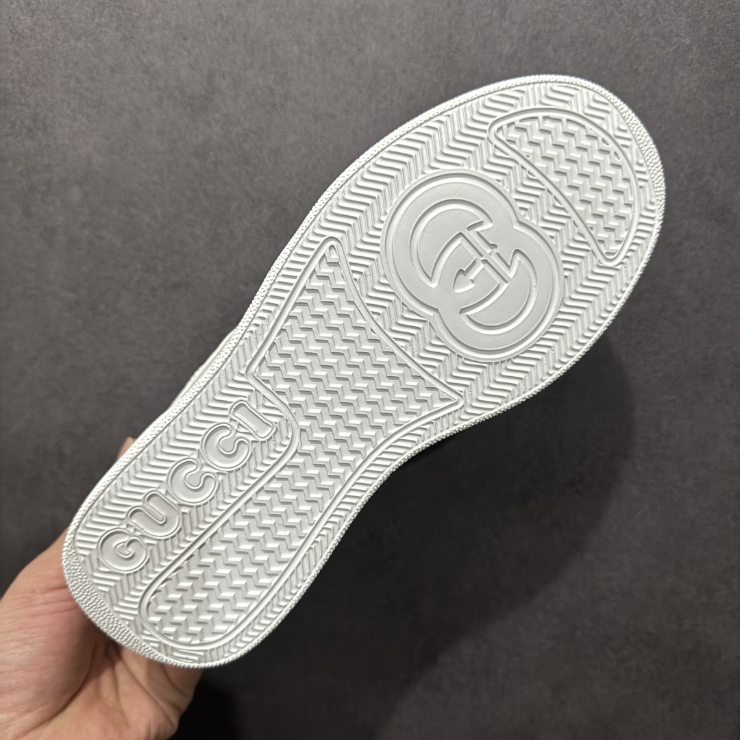 图片[9]-【顶级性价比版本】Gucci Chunky B Screener GG 古驰饼干鞋运动休闲鞋系列 增高4-5厘米 原版盒子 官方一致原版 原标原盒 官方全套配件 原装雪梨形超软沙绒纸团 手工上线 不开胶 该品牌鞋款在制作中使用的是环保植物胶水 采用版凝胶技术(空胶工艺）存在一些缝隙属于正常现象 不用担心会影响到您的正常使用效果 采用厚底结构 巧妙运用外观设计、配色和材质三重元素 展现出复古风范 别致的橡胶鞋底 搭配米色和乌木色经典GG帆布鞋身及同色调皮革滚边 突显时尚大气的品味 尺码：35 36 37 38 39 40 41 42 43 44 45-选品中心