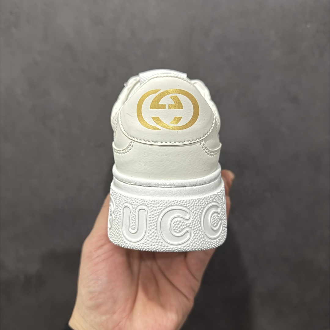 图片[4]-【顶级性价比版本】Gucci Chunky B Screener GG 古驰饼干鞋运动休闲鞋系列 增高4-5厘米 原版盒子 官方一致原版 原标原盒 官方全套配件 原装雪梨形超软沙绒纸团 手工上线 不开胶 该品牌鞋款在制作中使用的是环保植物胶水 采用版凝胶技术(空胶工艺）存在一些缝隙属于正常现象 不用担心会影响到您的正常使用效果 采用厚底结构 巧妙运用外观设计、配色和材质三重元素 展现出复古风范 别致的橡胶鞋底 搭配米色和乌木色经典GG帆布鞋身及同色调皮革滚边 突显时尚大气的品味 尺码：35 36 37 38 39 40 41 42 43 44 45-选品中心