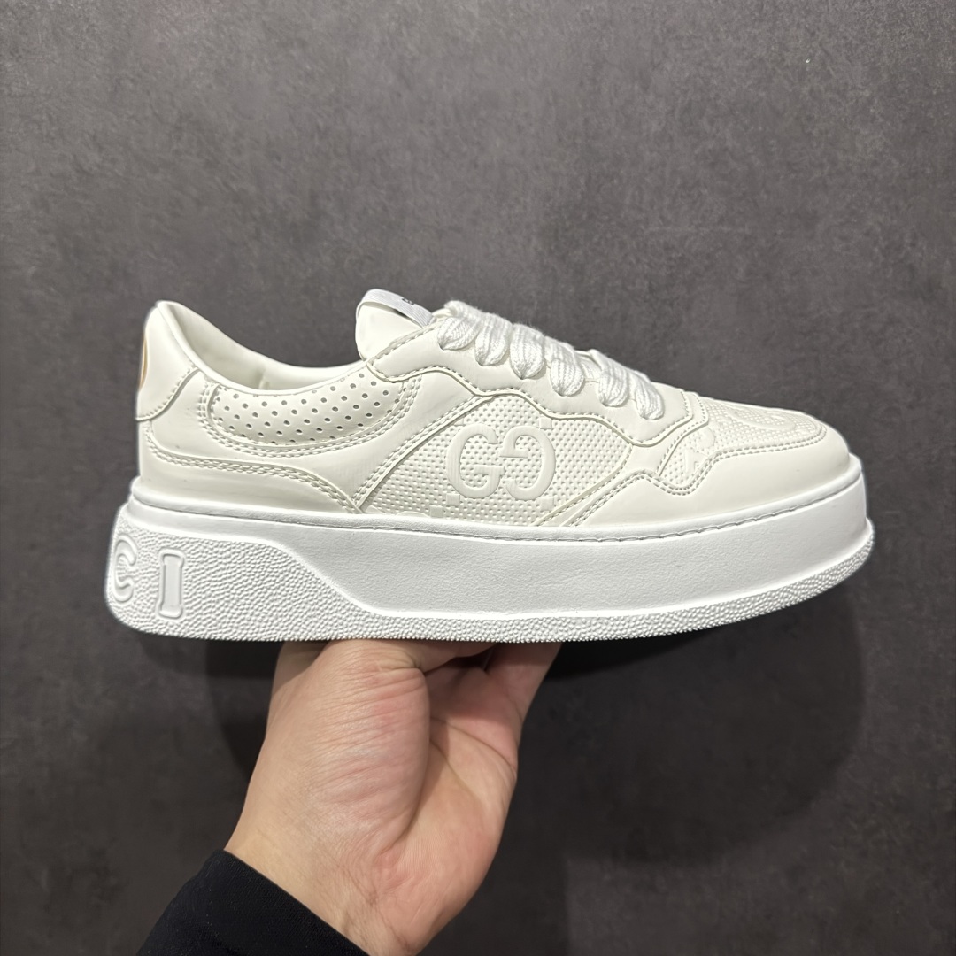 【顶级性价比版本】Gucci Chunky B Screener GG 古驰饼干鞋运动休闲鞋系列 增高4-5厘米 原版盒子 官方一致原版 原标原盒 官方全套配件 原装雪梨形超软沙绒纸团 手工上线 不开胶 该品牌鞋款在制作中使用的是环保植物胶水 采用版凝胶技术(空胶工艺)存在一些缝隙属于正常现象 不用担心会影响到您的正常使用效果 采用厚底结构 巧妙运用外观设计、配色和材质三重元素 展现出复古风范 别致的橡胶鞋底 搭配米色和乌木色经典GG帆布鞋身及同色调皮革滚边 突显时尚大气的品味 尺码:35 36 37 38 39 40 41 42 43 44 45-选品中心
