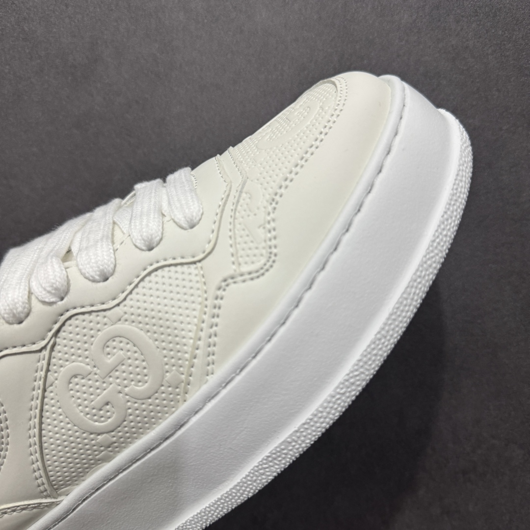 图片[5]-【顶级性价比版本】Gucci Chunky B Screener GG 古驰饼干鞋运动休闲鞋系列 增高4-5厘米 原版盒子 官方一致原版 原标原盒 官方全套配件 原装雪梨形超软沙绒纸团 手工上线 不开胶 该品牌鞋款在制作中使用的是环保植物胶水 采用版凝胶技术(空胶工艺）存在一些缝隙属于正常现象 不用担心会影响到您的正常使用效果 采用厚底结构 巧妙运用外观设计、配色和材质三重元素 展现出复古风范 别致的橡胶鞋底 搭配米色和乌木色经典GG帆布鞋身及同色调皮革滚边 突显时尚大气的品味 尺码：35 36 37 38 39 40 41 42 43 44 45-选品中心