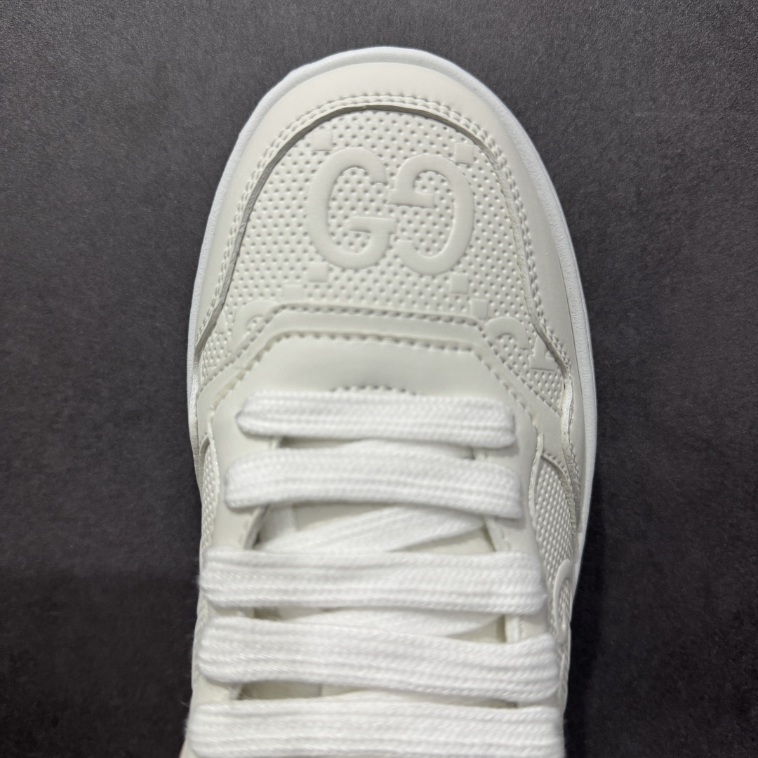 图片[8]-【顶级性价比版本】Gucci Chunky B Screener GG 古驰饼干鞋运动休闲鞋系列 增高4-5厘米 原版盒子 官方一致原版 原标原盒 官方全套配件 原装雪梨形超软沙绒纸团 手工上线 不开胶 该品牌鞋款在制作中使用的是环保植物胶水 采用版凝胶技术(空胶工艺）存在一些缝隙属于正常现象 不用担心会影响到您的正常使用效果 采用厚底结构 巧妙运用外观设计、配色和材质三重元素 展现出复古风范 别致的橡胶鞋底 搭配米色和乌木色经典GG帆布鞋身及同色调皮革滚边 突显时尚大气的品味 尺码：35 36 37 38 39 40 41 42 43 44 45-选品中心