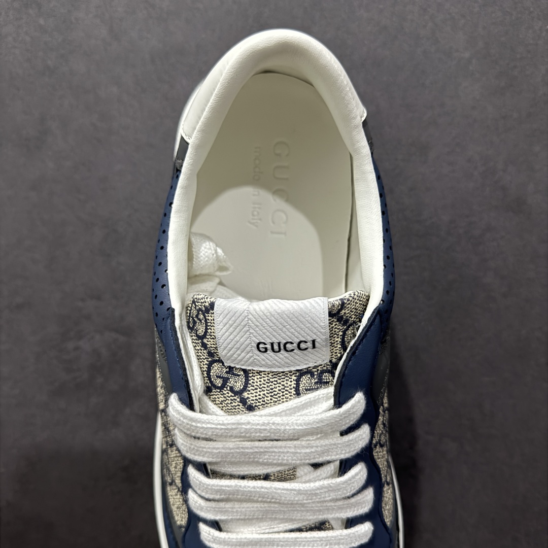 图片[7]-【顶级性价比版本】Gucci Chunky B Screener GG 古驰饼干鞋运动休闲鞋系列 增高4-5厘米 原版盒子 官方一致原版 原标原盒 官方全套配件 原装雪梨形超软沙绒纸团 手工上线 不开胶 该品牌鞋款在制作中使用的是环保植物胶水 采用版凝胶技术(空胶工艺）存在一些缝隙属于正常现象 不用担心会影响到您的正常使用效果 采用厚底结构 巧妙运用外观设计、配色和材质三重元素 展现出复古风范 别致的橡胶鞋底 搭配米色和乌木色经典GG帆布鞋身及同色调皮革滚边 突显时尚大气的品味 尺码：35 36 37 38 39 40 41 42 43 44 45-选品中心