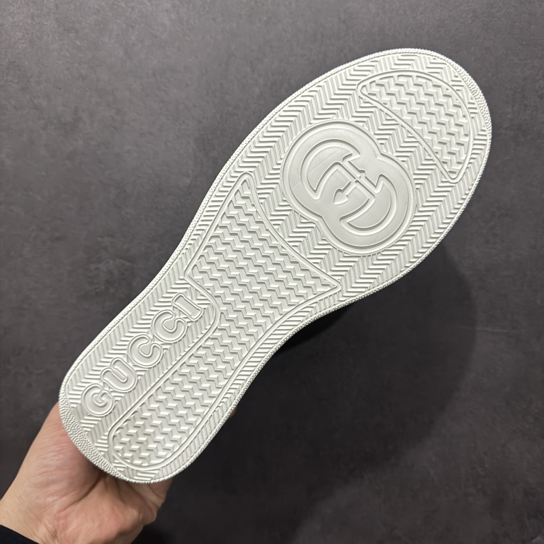 图片[9]-【顶级性价比版本】Gucci Chunky B Screener GG 古驰饼干鞋运动休闲鞋系列 增高4-5厘米 原版盒子 官方一致原版 原标原盒 官方全套配件 原装雪梨形超软沙绒纸团 手工上线 不开胶 该品牌鞋款在制作中使用的是环保植物胶水 采用版凝胶技术(空胶工艺）存在一些缝隙属于正常现象 不用担心会影响到您的正常使用效果 采用厚底结构 巧妙运用外观设计、配色和材质三重元素 展现出复古风范 别致的橡胶鞋底 搭配米色和乌木色经典GG帆布鞋身及同色调皮革滚边 突显时尚大气的品味 尺码：35 36 37 38 39 40 41 42 43 44 45-选品中心