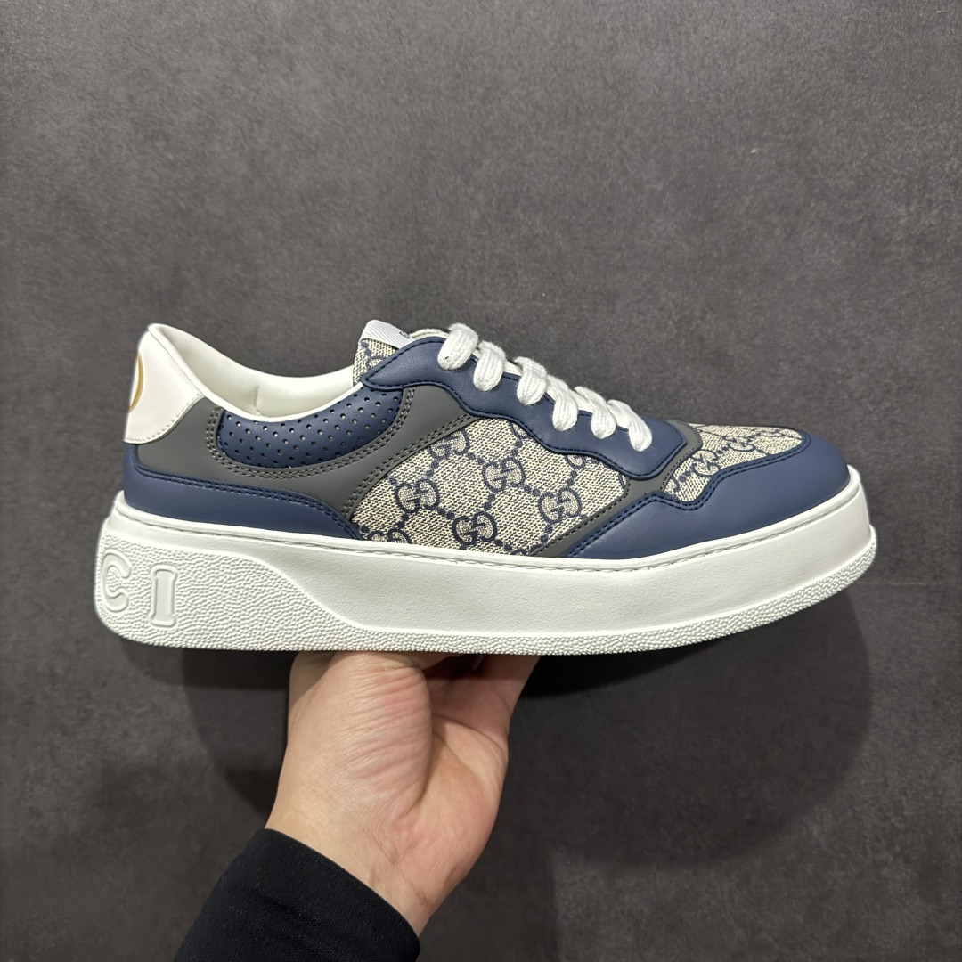 【顶级性价比版本】Gucci Chunky B Screener GG 古驰饼干鞋运动休闲鞋系列 增高4-5厘米 原版盒子 官方一致原版 原标原盒 官方全套配件 原装雪梨形超软沙绒纸团 手工上线 不开胶 该品牌鞋款在制作中使用的是环保植物胶水 采用版凝胶技术(空胶工艺)存在一些缝隙属于正常现象 不用担心会影响到您的正常使用效果 采用厚底结构 巧妙运用外观设计、配色和材质三重元素 展现出复古风范 别致的橡胶鞋底 搭配米色和乌木色经典GG帆布鞋身及同色调皮革滚边 突显时尚大气的品味 尺码:35 36 37 38 39 40 41 42 43 44 45-选品中心