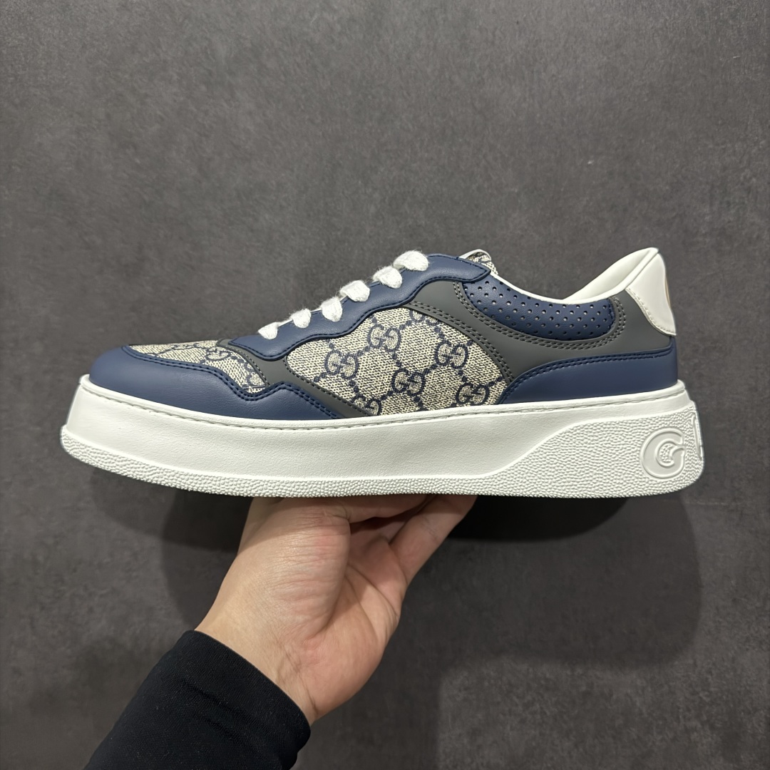 图片[2]-【顶级性价比版本】Gucci Chunky B Screener GG 古驰饼干鞋运动休闲鞋系列 增高4-5厘米 原版盒子 官方一致原版 原标原盒 官方全套配件 原装雪梨形超软沙绒纸团 手工上线 不开胶 该品牌鞋款在制作中使用的是环保植物胶水 采用版凝胶技术(空胶工艺）存在一些缝隙属于正常现象 不用担心会影响到您的正常使用效果 采用厚底结构 巧妙运用外观设计、配色和材质三重元素 展现出复古风范 别致的橡胶鞋底 搭配米色和乌木色经典GG帆布鞋身及同色调皮革滚边 突显时尚大气的品味 尺码：35 36 37 38 39 40 41 42 43 44 45-选品中心