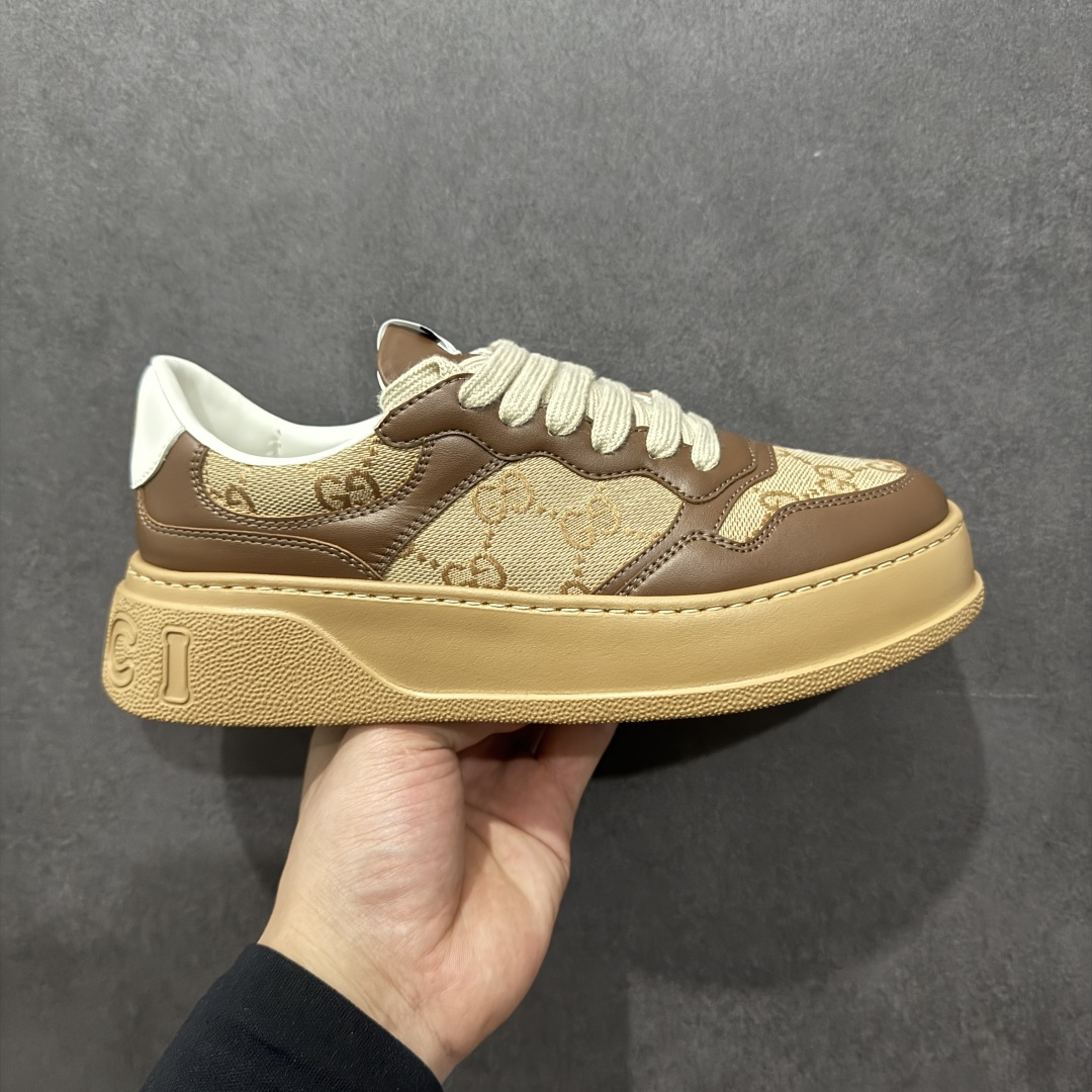 【顶级性价比版本】Gucci Chunky B Screener GG 古驰饼干鞋运动休闲鞋系列 增高4-5厘米 原版盒子 官方一致原版 原标原盒 官方全套配件 原装雪梨形超软沙绒纸团 手工上线 不开胶 该品牌鞋款在制作中使用的是环保植物胶水 采用版凝胶技术(空胶工艺)存在一些缝隙属于正常现象 不用担心会影响到您的正常使用效果 采用厚底结构 巧妙运用外观设计、配色和材质三重元素 展现出复古风范 别致的橡胶鞋底 搭配米色和乌木色经典GG帆布鞋身及同色调皮革滚边 突显时尚大气的品味 尺码:35 36 37 38 39 40 41 42 43 44 45-选品中心