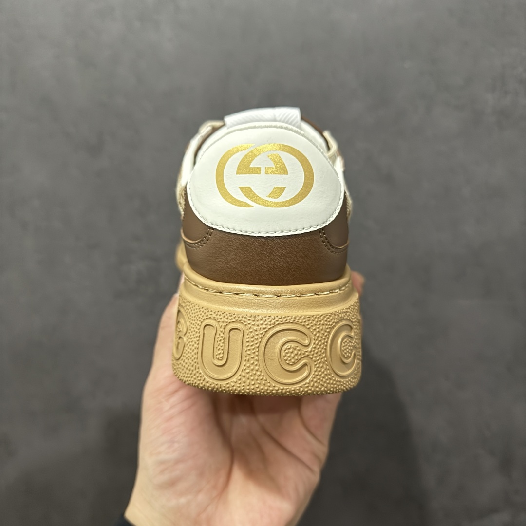 图片[4]-【顶级性价比版本】Gucci Chunky B Screener GG 古驰饼干鞋运动休闲鞋系列 增高4-5厘米 原版盒子 官方一致原版 原标原盒 官方全套配件 原装雪梨形超软沙绒纸团 手工上线 不开胶 该品牌鞋款在制作中使用的是环保植物胶水 采用版凝胶技术(空胶工艺）存在一些缝隙属于正常现象 不用担心会影响到您的正常使用效果 采用厚底结构 巧妙运用外观设计、配色和材质三重元素 展现出复古风范 别致的橡胶鞋底 搭配米色和乌木色经典GG帆布鞋身及同色调皮革滚边 突显时尚大气的品味 尺码：35 36 37 38 39 40 41 42 43 44 45-选品中心