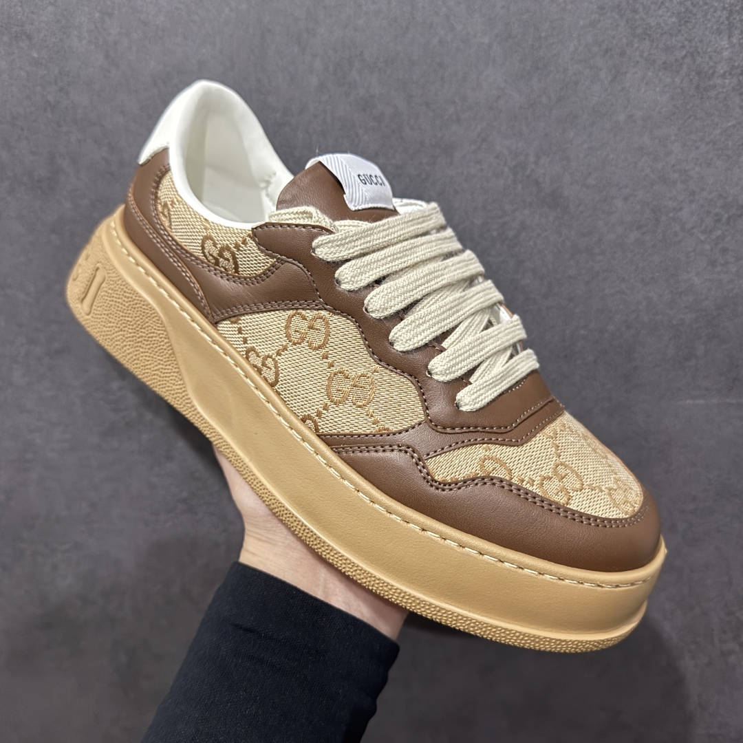 图片[3]-【顶级性价比版本】Gucci Chunky B Screener GG 古驰饼干鞋运动休闲鞋系列 增高4-5厘米 原版盒子 官方一致原版 原标原盒 官方全套配件 原装雪梨形超软沙绒纸团 手工上线 不开胶 该品牌鞋款在制作中使用的是环保植物胶水 采用版凝胶技术(空胶工艺）存在一些缝隙属于正常现象 不用担心会影响到您的正常使用效果 采用厚底结构 巧妙运用外观设计、配色和材质三重元素 展现出复古风范 别致的橡胶鞋底 搭配米色和乌木色经典GG帆布鞋身及同色调皮革滚边 突显时尚大气的品味 尺码：35 36 37 38 39 40 41 42 43 44 45-选品中心