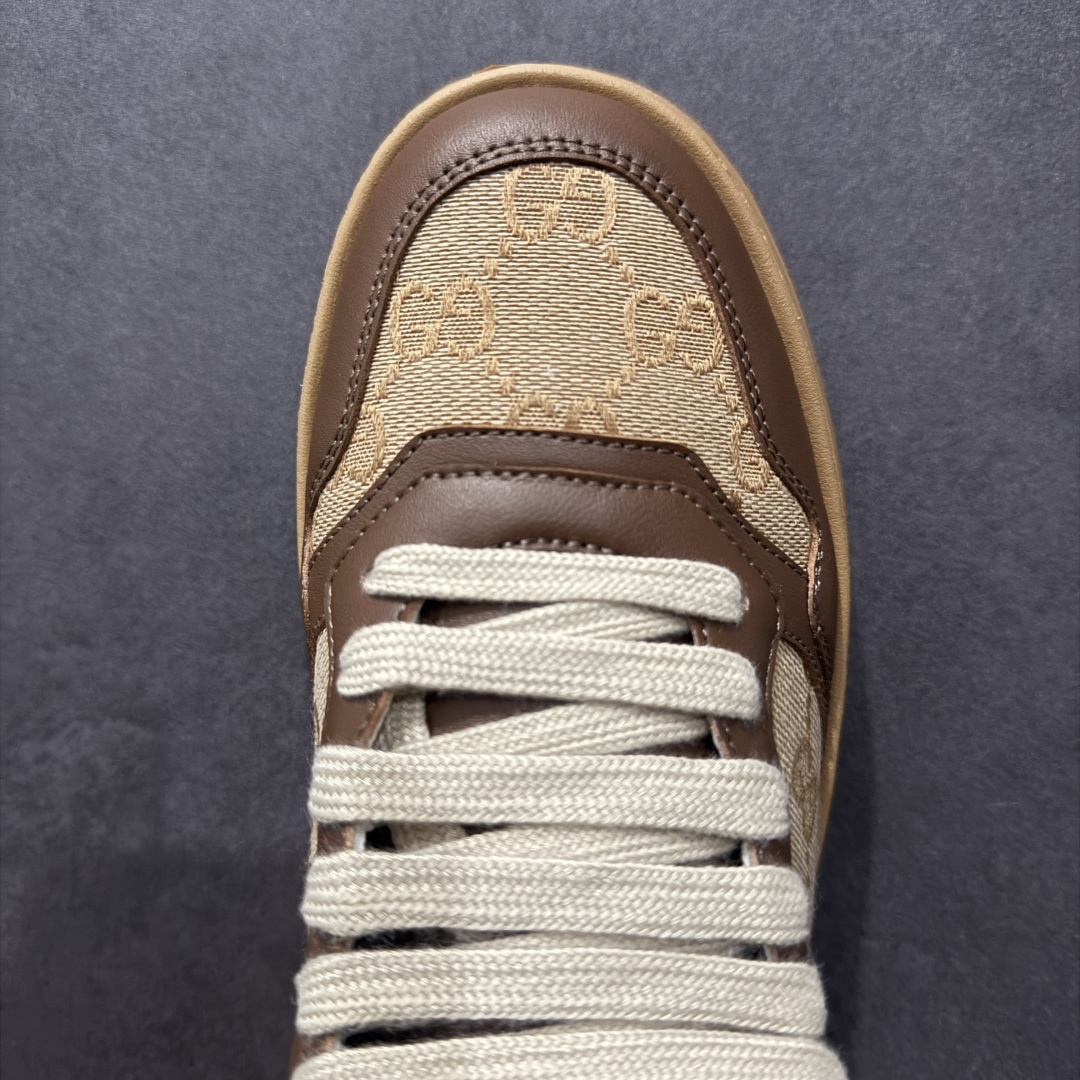 图片[8]-【顶级性价比版本】Gucci Chunky B Screener GG 古驰饼干鞋运动休闲鞋系列 增高4-5厘米 原版盒子 官方一致原版 原标原盒 官方全套配件 原装雪梨形超软沙绒纸团 手工上线 不开胶 该品牌鞋款在制作中使用的是环保植物胶水 采用版凝胶技术(空胶工艺）存在一些缝隙属于正常现象 不用担心会影响到您的正常使用效果 采用厚底结构 巧妙运用外观设计、配色和材质三重元素 展现出复古风范 别致的橡胶鞋底 搭配米色和乌木色经典GG帆布鞋身及同色调皮革滚边 突显时尚大气的品味 尺码：35 36 37 38 39 40 41 42 43 44 45-选品中心