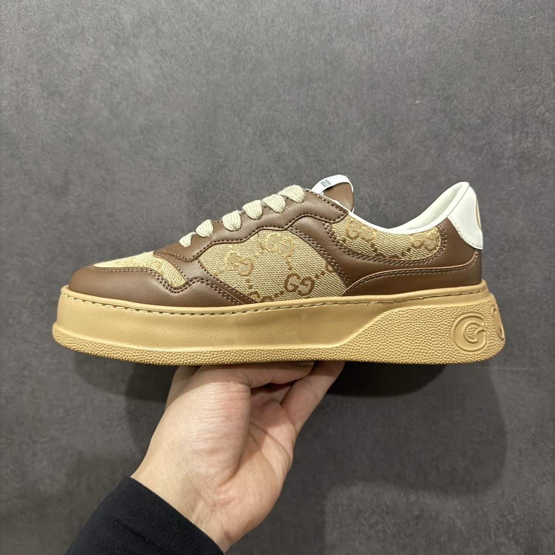 图片[2]-【顶级性价比版本】Gucci Chunky B Screener GG 古驰饼干鞋运动休闲鞋系列 增高4-5厘米 原版盒子 官方一致原版 原标原盒 官方全套配件 原装雪梨形超软沙绒纸团 手工上线 不开胶 该品牌鞋款在制作中使用的是环保植物胶水 采用版凝胶技术(空胶工艺）存在一些缝隙属于正常现象 不用担心会影响到您的正常使用效果 采用厚底结构 巧妙运用外观设计、配色和材质三重元素 展现出复古风范 别致的橡胶鞋底 搭配米色和乌木色经典GG帆布鞋身及同色调皮革滚边 突显时尚大气的品味 尺码：35 36 37 38 39 40 41 42 43 44 45-选品中心