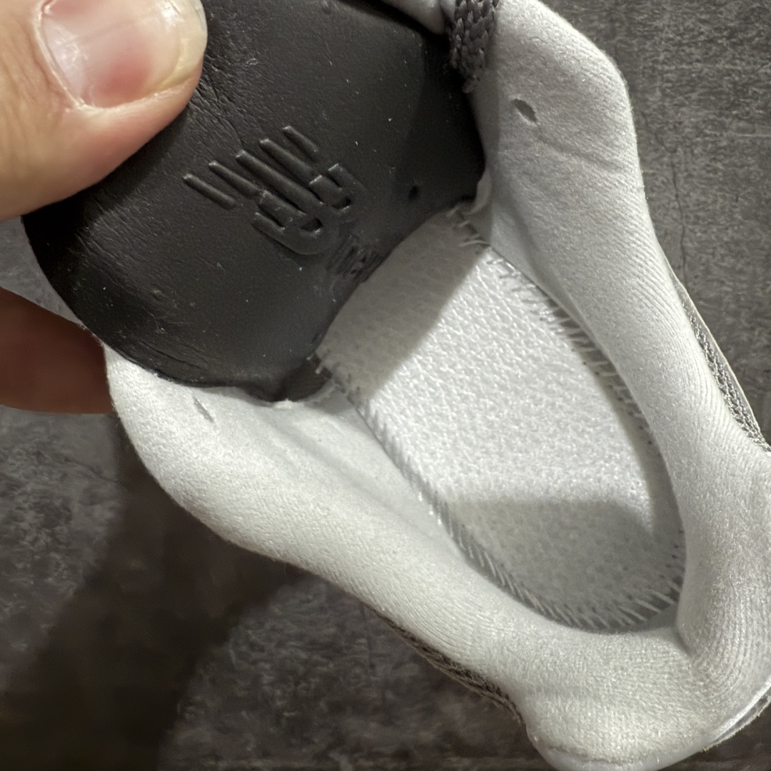 图片[9]-【纯原C版】NB New Balance ML2002RC 经典元祖灰色 可平替总裁 品质很好 正确材料 正确组合大底 可高价零售‼️ 全套原楦原纸板原厂数据开发 原厂网纱 原装进口皮料 正确绒感卡色 正确中底拉帮中底网布细节 一比一手工擦旧效果 冲裁组合 匠心打造 耗时两个月开发完成 工艺极其复杂难度可想而知 新开独立私模大底 全网唯一正确做旧组合大底 高端零售专供产物 尺码：36 37 37.5 38 38.5 39.5 40 40.5 41.5 42 42.5 43 44 44.5 45-选品中心