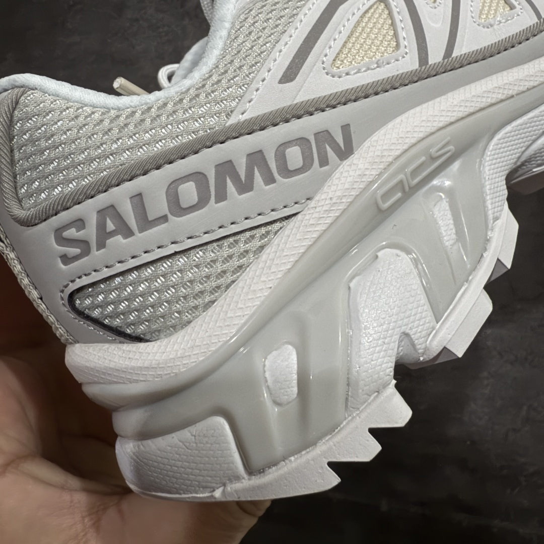 图片[2]-【巅峰升级版】 Salomon XT-6 Expanse 二代白色 萨洛蒙复古潮流户外机能登山跑鞋 黑灰银 纯原外贸平台特供订单 耗时半年巨作 全套原纸板楦头开发 原厂特供网布配套加持 确保原汁原味 完美呈现版型 原档数据独家私模五层组合大底 原装Ortholite轻量化鞋垫 中底布带钢印编号 原厂TPU锁扣 进口港宝加持 后跟自然饱满 还原公司包裹性 鞋面以“锯齿”状的包裹系统呈现 在基色底之下加入了各种色点缀 将公司的最新技术和时尚前卫的造型融入耐用的长跑款式中 鞋面由 TPU 薄膜制成 并焊接在高耐磨网眼上 使其既时尚又坚固 由 ACS底盘支撑 可增强稳定性和支撑力 以及由橡胶凸耳 Contragrip外底覆盖的 EVA 缓冲中底 旨在应对崎岖的地形 鞋舌上的彩色Salomon 标签、Quicklace 系统以及鞋头、鞋舌和鞋跟上的附加品牌使细节更加完美 让穿着者可以轻松驾驭户外与通勤下的任何运动生活场景 无缝鞋身户外随意纵横 颜值与脚感兼备 出街通勤 绝对非常吸睛 你值得拥有 尺码：36 36.5 37.5 38 38.5 39 40 40.5 41 42 42.5 43 44 44.5 45 46 46.5-选品中心
